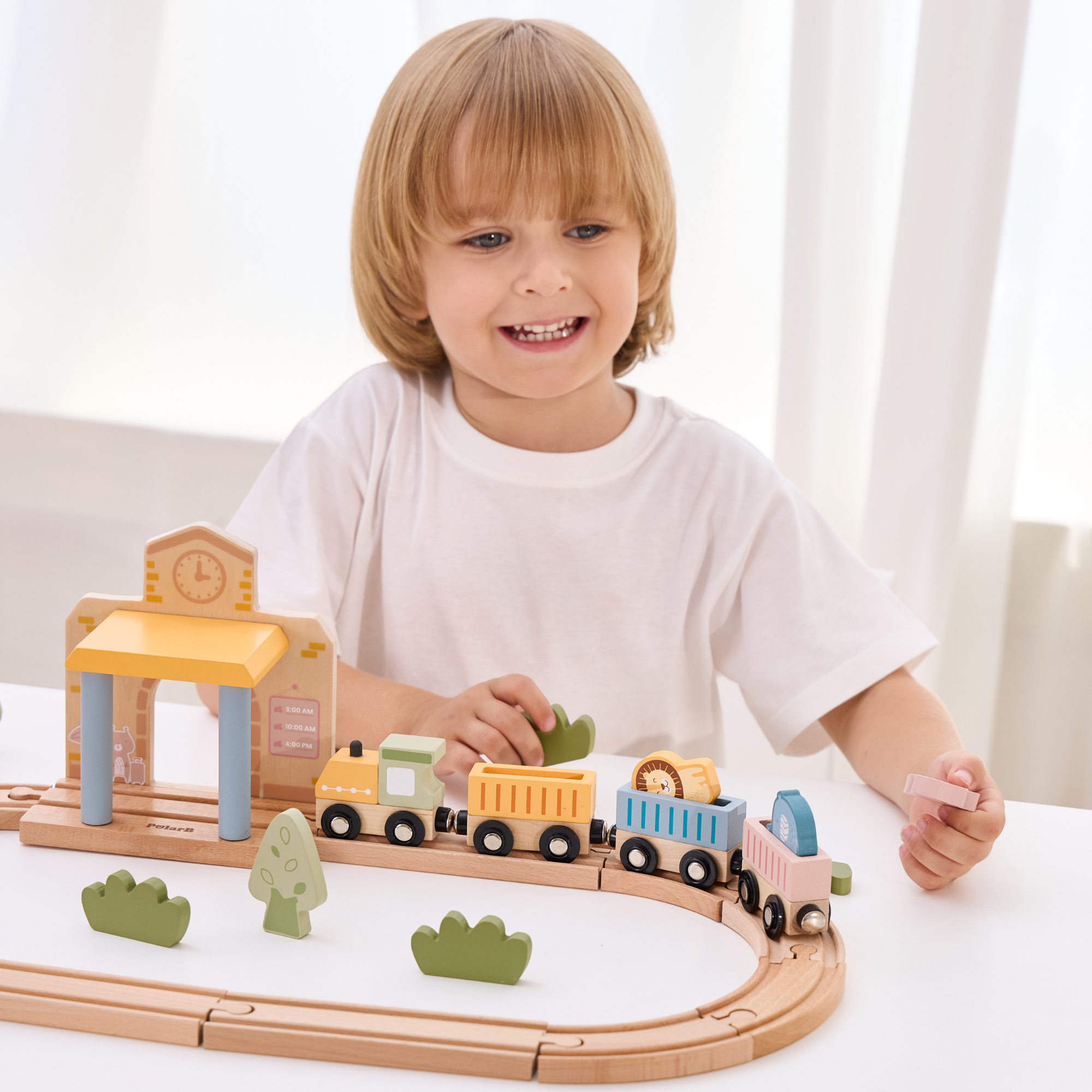 مجموعة قطارات خشبية من PolarB، 30 قطعة مع محطة صوت تفاعلية، ومسارات، وشخصيات حيوانات، وملحقاتها، لعبة تعليمية للأطفال من سن 3 سنوات فما فوق