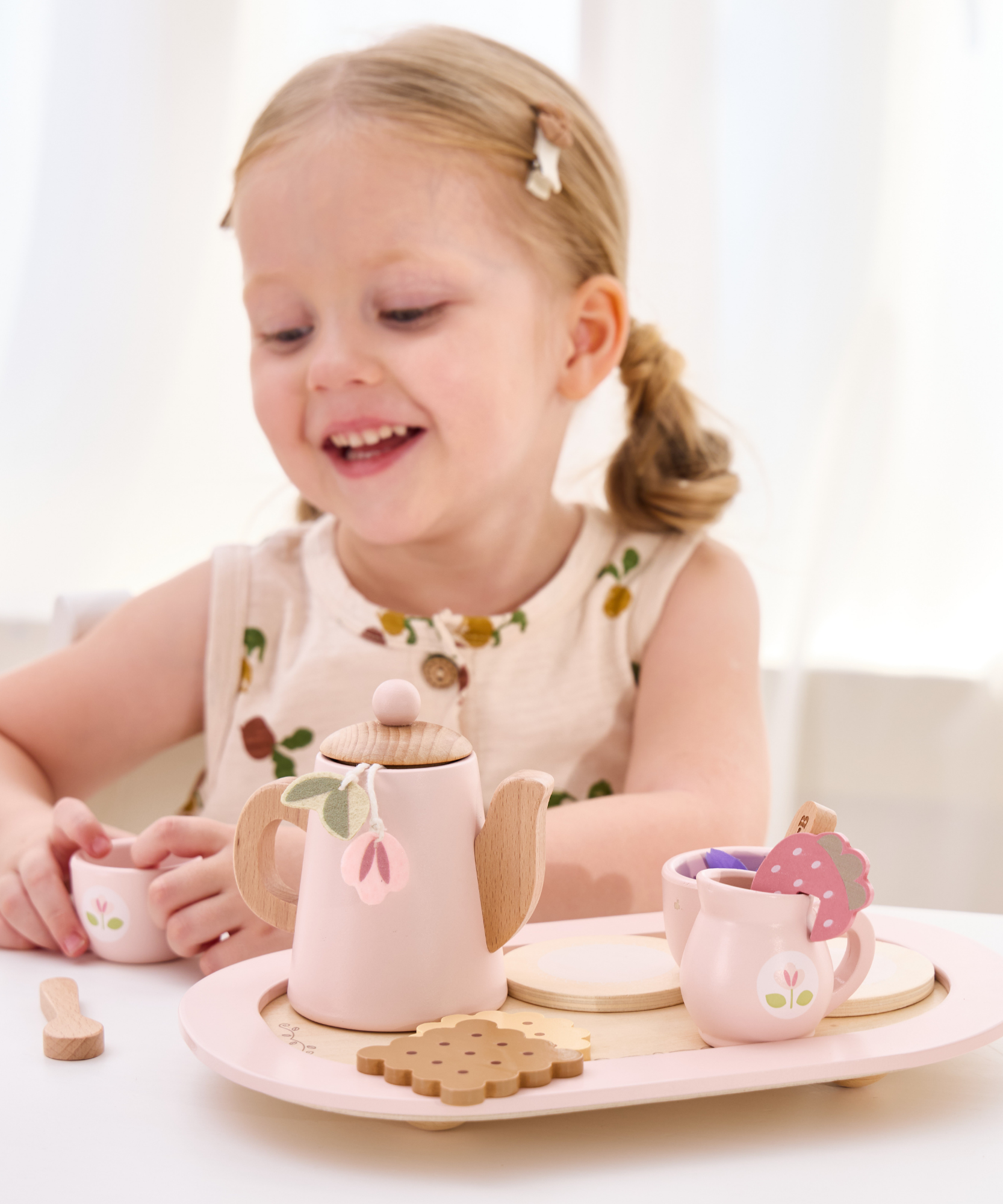 مجموعة حفل الشاي الخشبية من PolarB، مجموعة شاي تظاهرية مع إبريق شاي وأكواب وصينية وبسكويت وملحقات، لعبة لعب الأدوار للأطفال الصغار، من سن 3 سنوات فما فوق