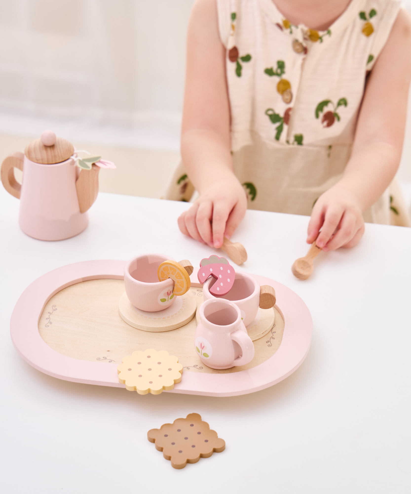 مجموعة حفل الشاي الخشبية من PolarB، مجموعة شاي تظاهرية مع إبريق شاي وأكواب وصينية وبسكويت وملحقات، لعبة لعب الأدوار للأطفال الصغار، من سن 3 سنوات فما فوق