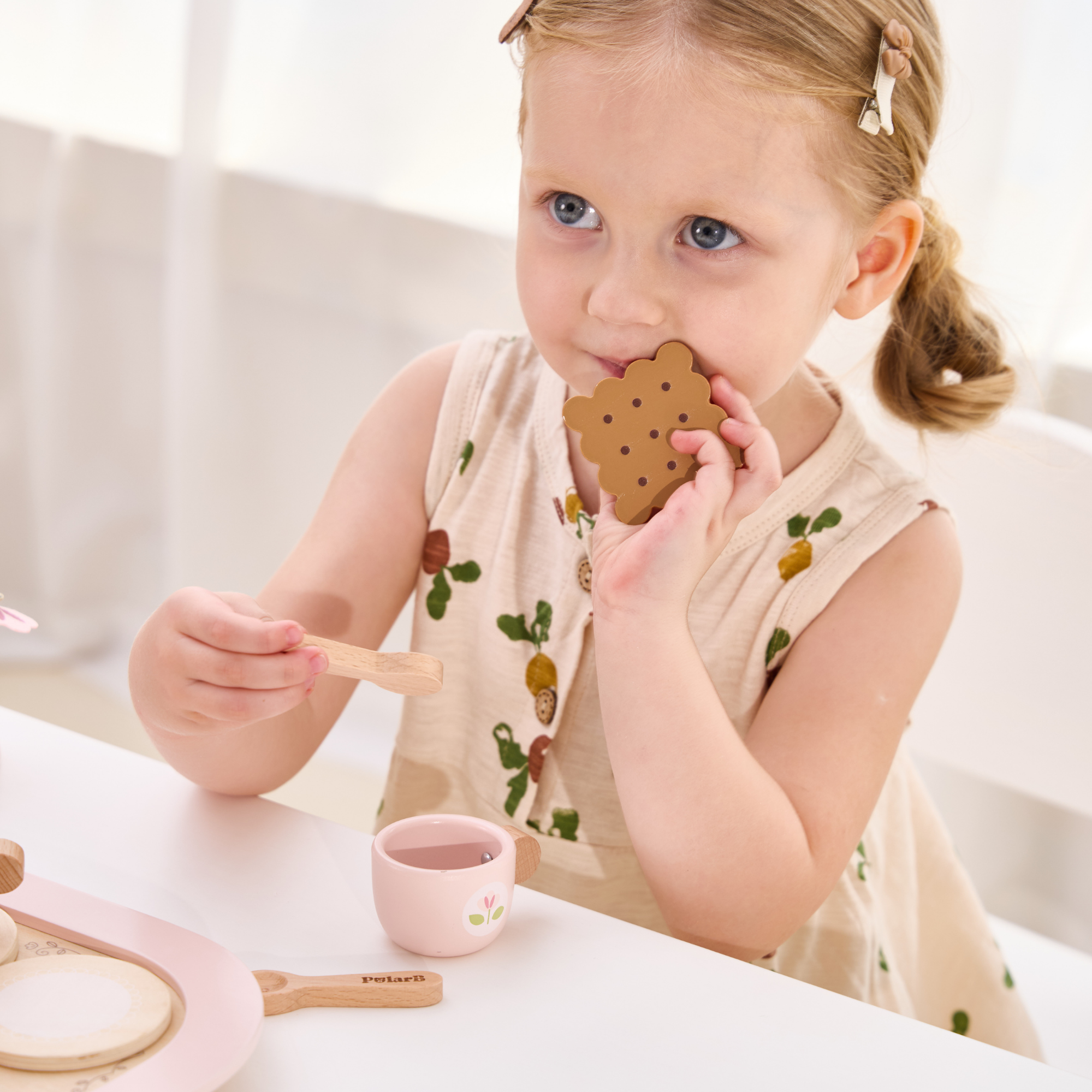 مجموعة حفل الشاي الخشبية من PolarB، مجموعة شاي تظاهرية مع إبريق شاي وأكواب وصينية وبسكويت وملحقات، لعبة لعب الأدوار للأطفال الصغار، من سن 3 سنوات فما فوق