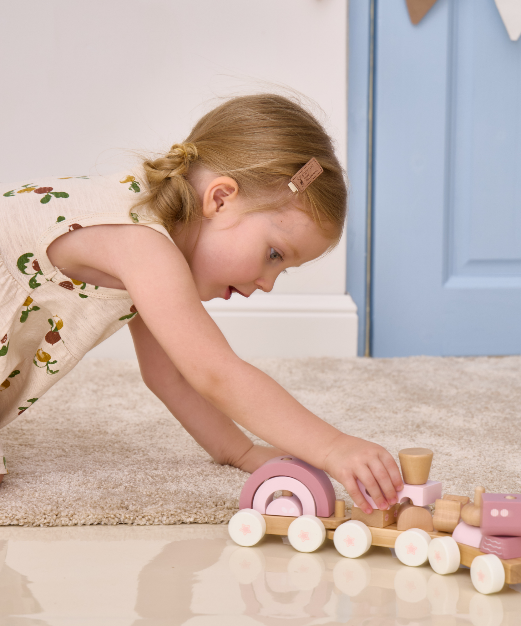 قطار بولار بي المتراص، لعبة خشبية بثلاث عربات مع 14 مكعبًا، بتصميم ثعلب باللون الوردي الباستيل، مناسبة للأطفال من عمر 18 شهرًا فما فوق