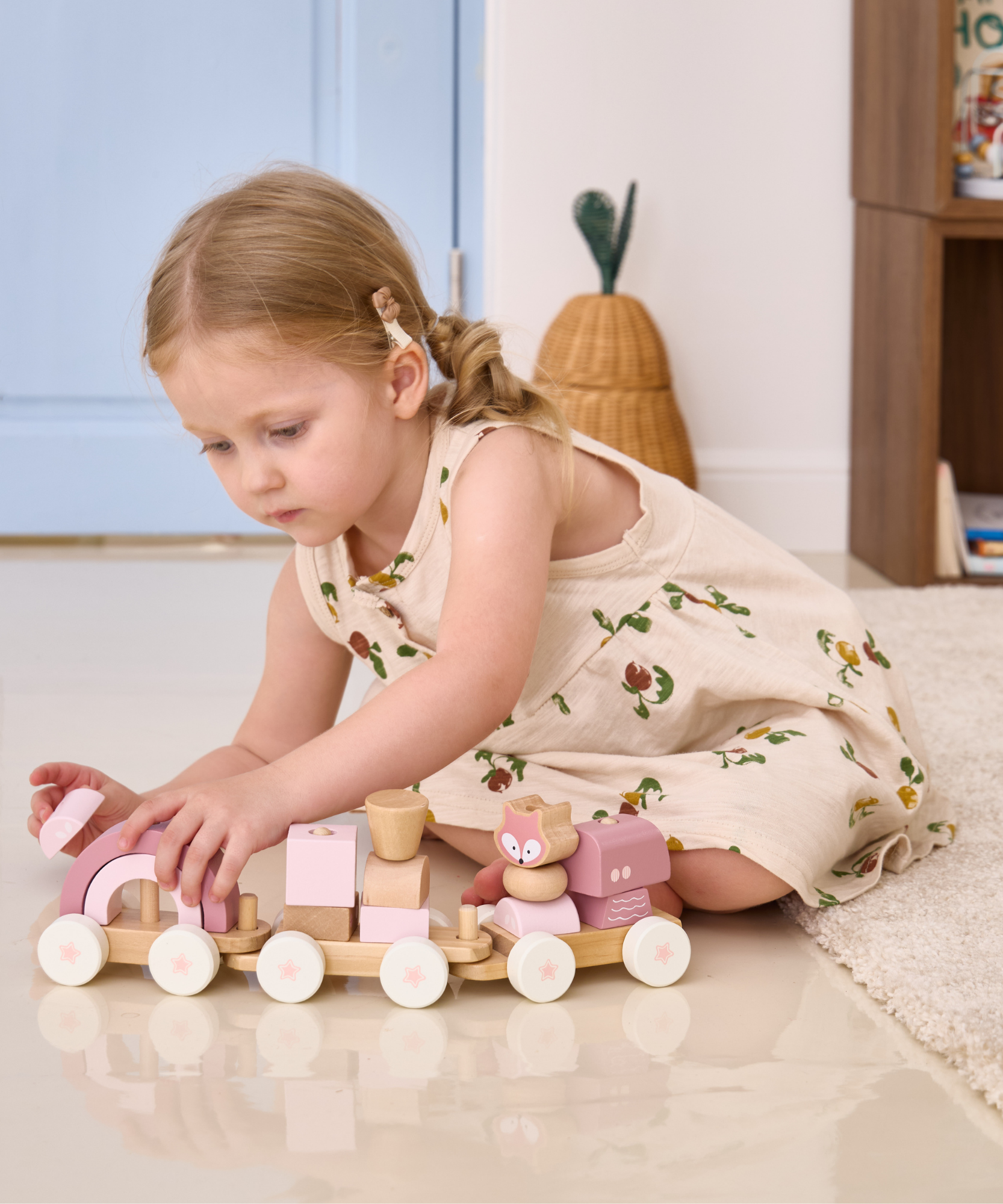 قطار بولار بي المتراص، لعبة خشبية بثلاث عربات مع 14 مكعبًا، بتصميم ثعلب باللون الوردي الباستيل، مناسبة للأطفال من عمر 18 شهرًا فما فوق
