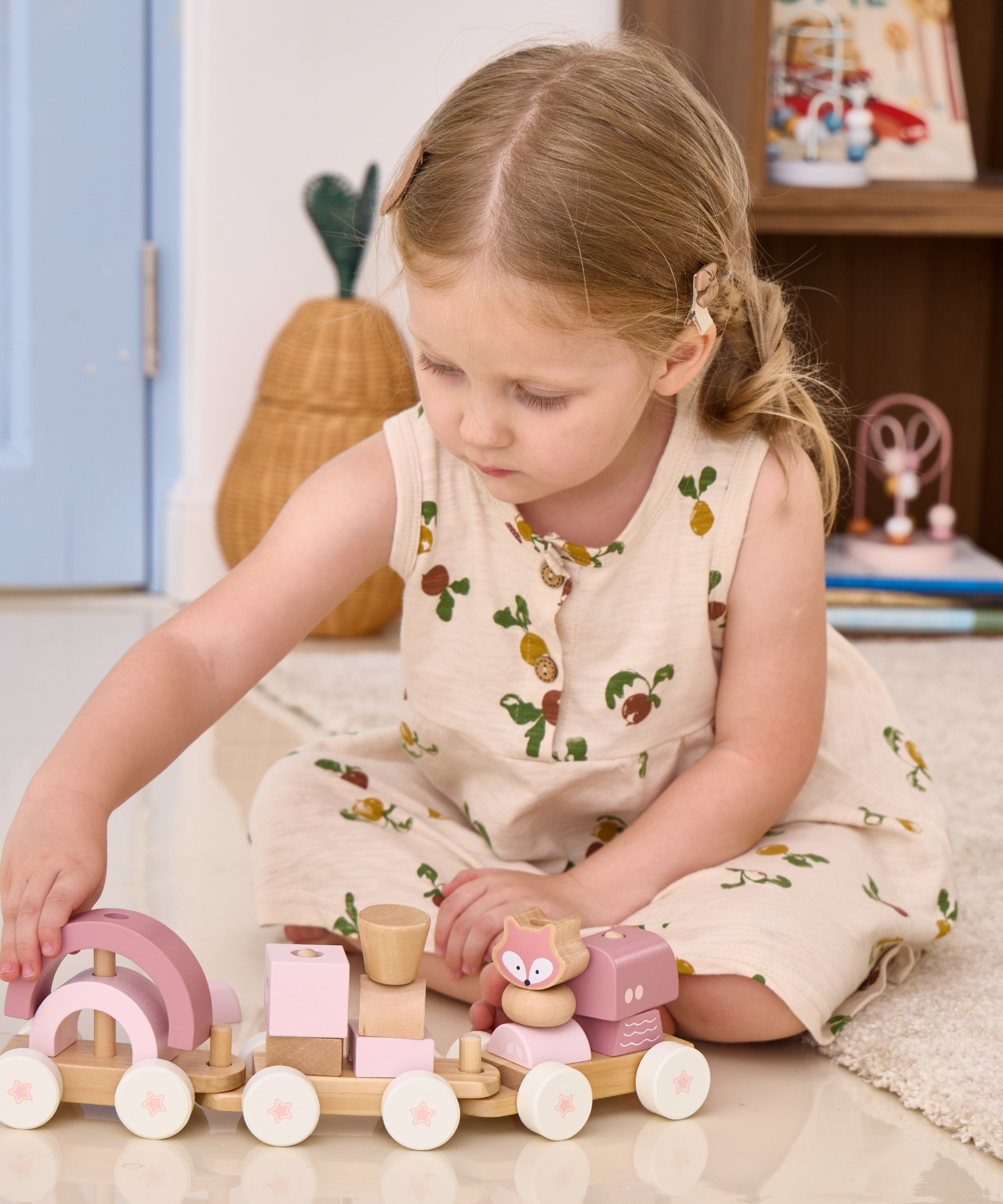 قطار بولار بي المتراص، لعبة خشبية بثلاث عربات مع 14 مكعبًا، بتصميم ثعلب باللون الوردي الباستيل، مناسبة للأطفال من عمر 18 شهرًا فما فوق