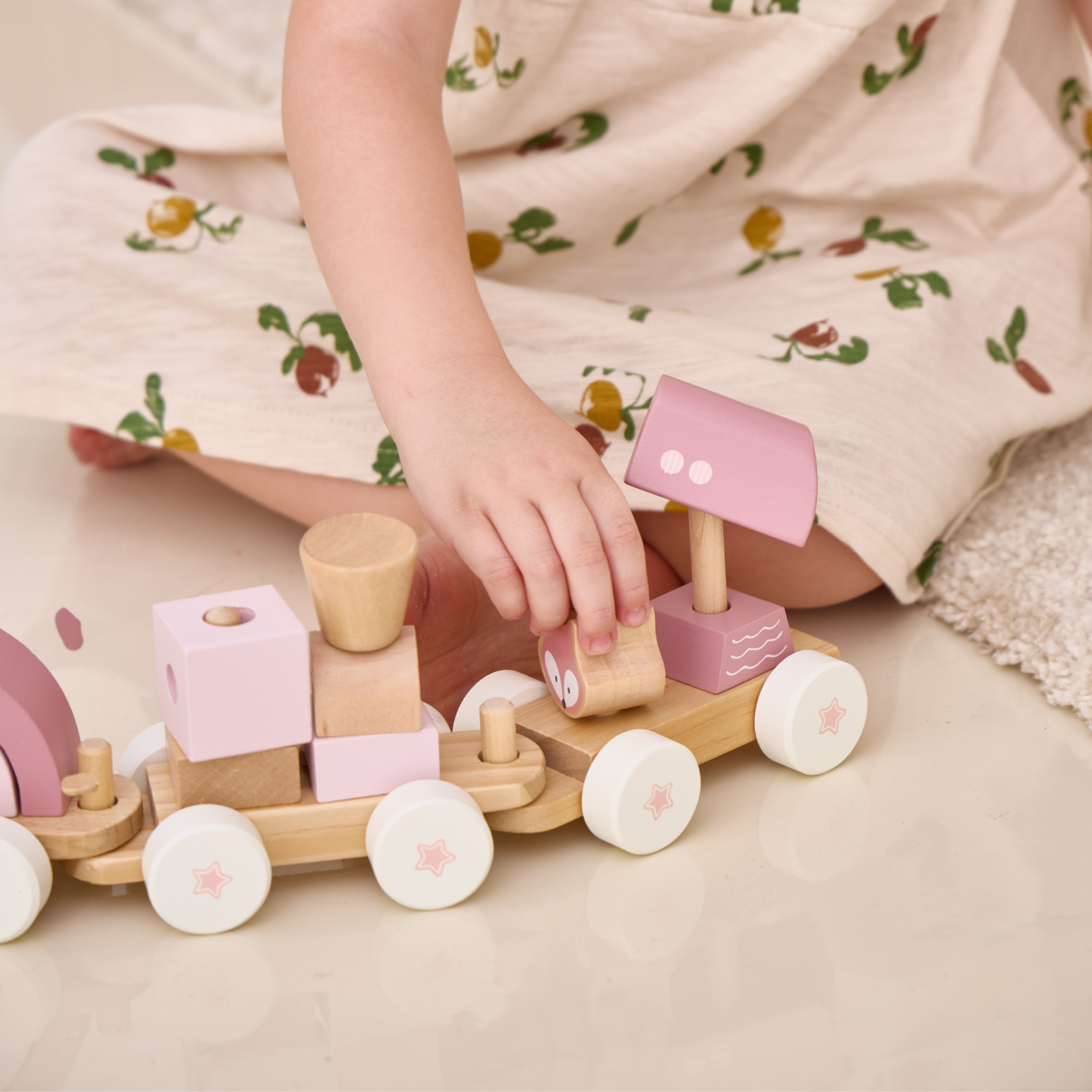 قطار بولار بي المتراص، لعبة خشبية بثلاث عربات مع 14 مكعبًا، بتصميم ثعلب باللون الوردي الباستيل، مناسبة للأطفال من عمر 18 شهرًا فما فوق