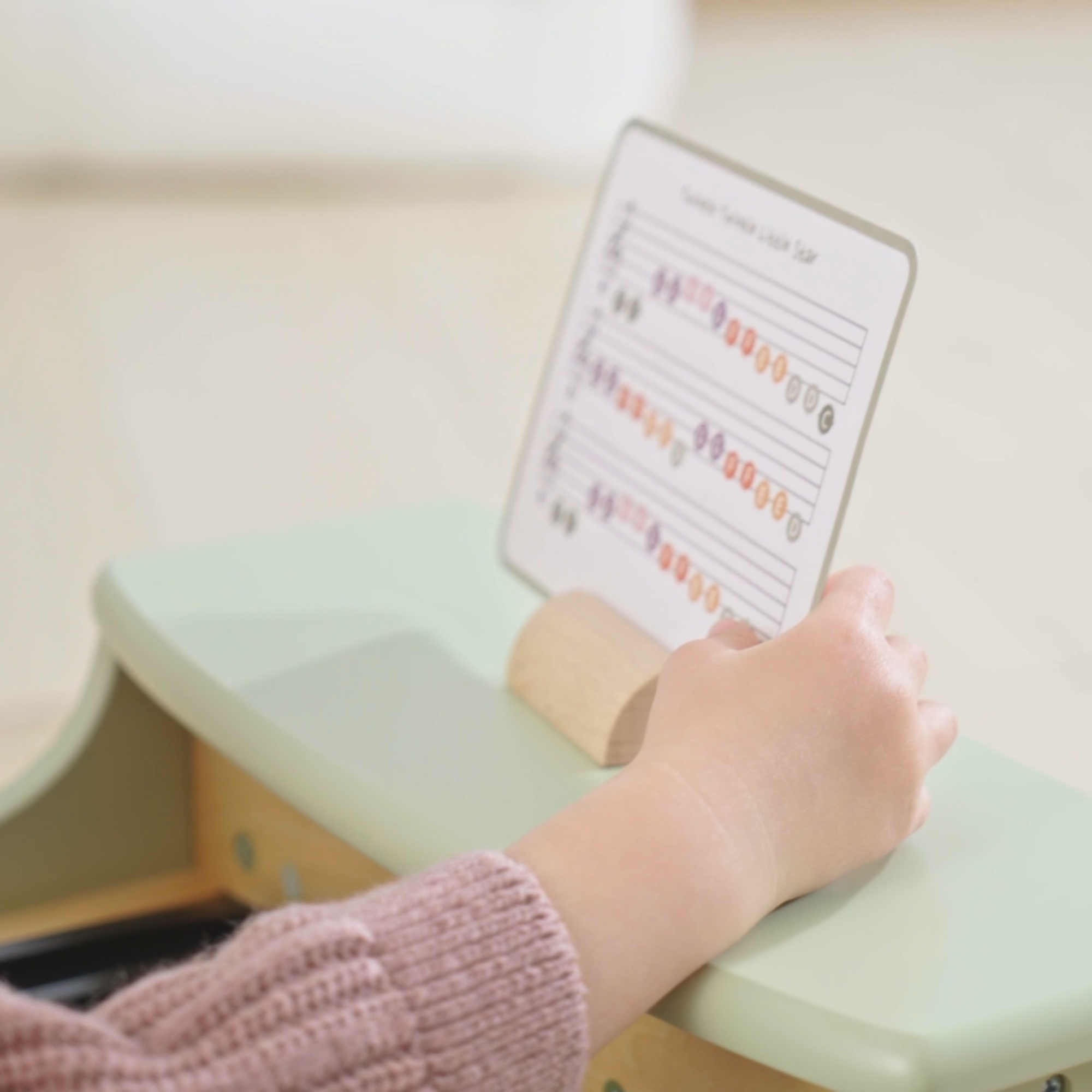 بيانو لعبة خشبي من PolarB للأطفال، آلة موسيقية تعليمية بمفاتيح ملونة ونوتة أغاني، بيانو تعليمي للأطفال من سن 3 سنوات فما فوق