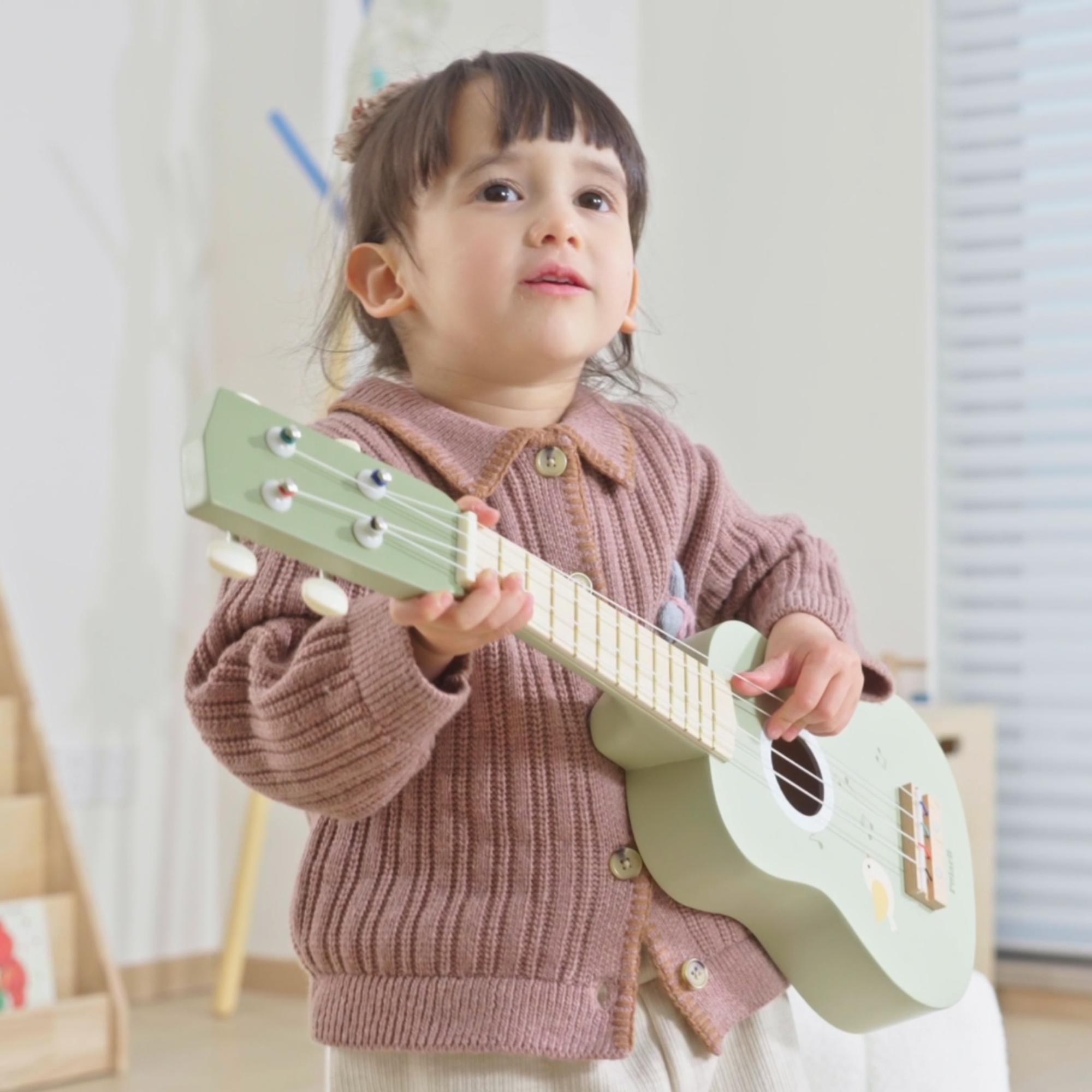 يوكاليل خشبي من PolarB للأطفال، آلة موسيقية خضراء مع نوتة موسيقية، لعبة تعليمية موسيقية للأطفال الصغار من سن 3 سنوات فما فوق