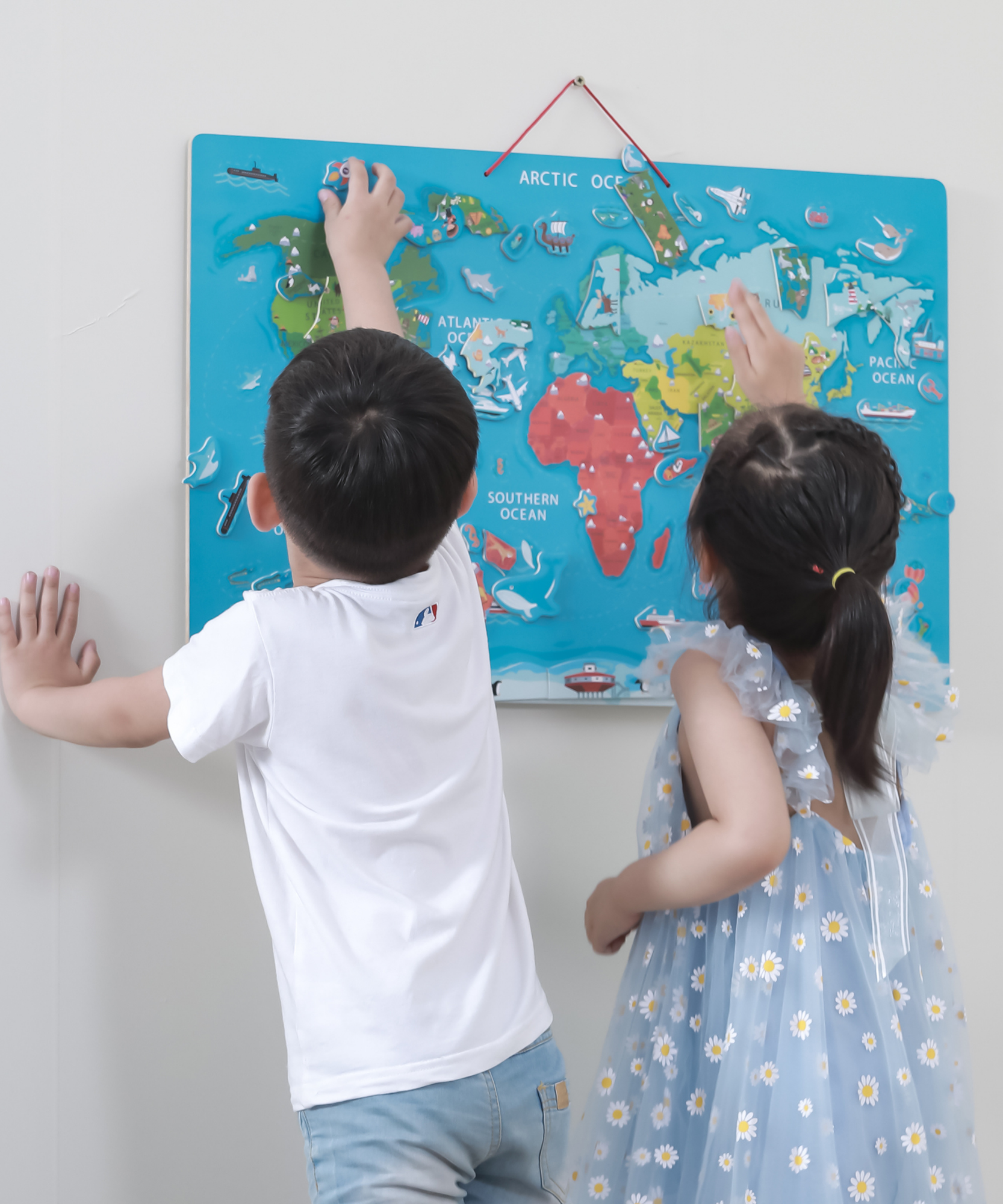 لوحة مسح جاف من فيجا مع أحجية عالم مغناطيسية، لعبة مونتيسوري خشبية، تنمي المهارات الحسية والإدراكية والحركية الدقيقة، لعبة تعليمية للأطفال غير سامة وصديقة للبيئة، مناسبة للأطفال من سن 3 سنوات فما فوق