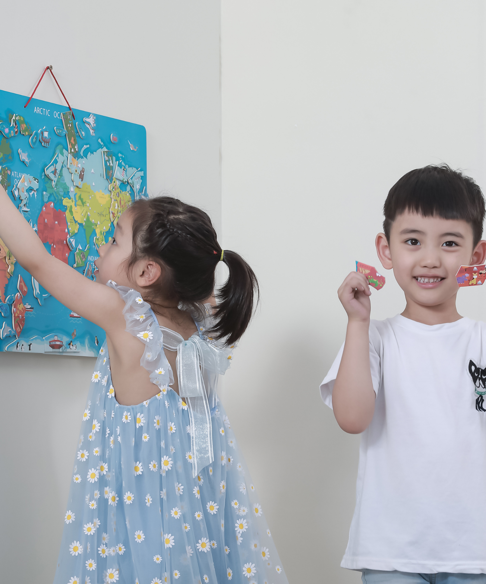 لوحة مسح جاف من فيجا مع أحجية عالم مغناطيسية، لعبة مونتيسوري خشبية، تنمي المهارات الحسية والإدراكية والحركية الدقيقة، لعبة تعليمية للأطفال غير سامة وصديقة للبيئة، مناسبة للأطفال من سن 3 سنوات فما فوق