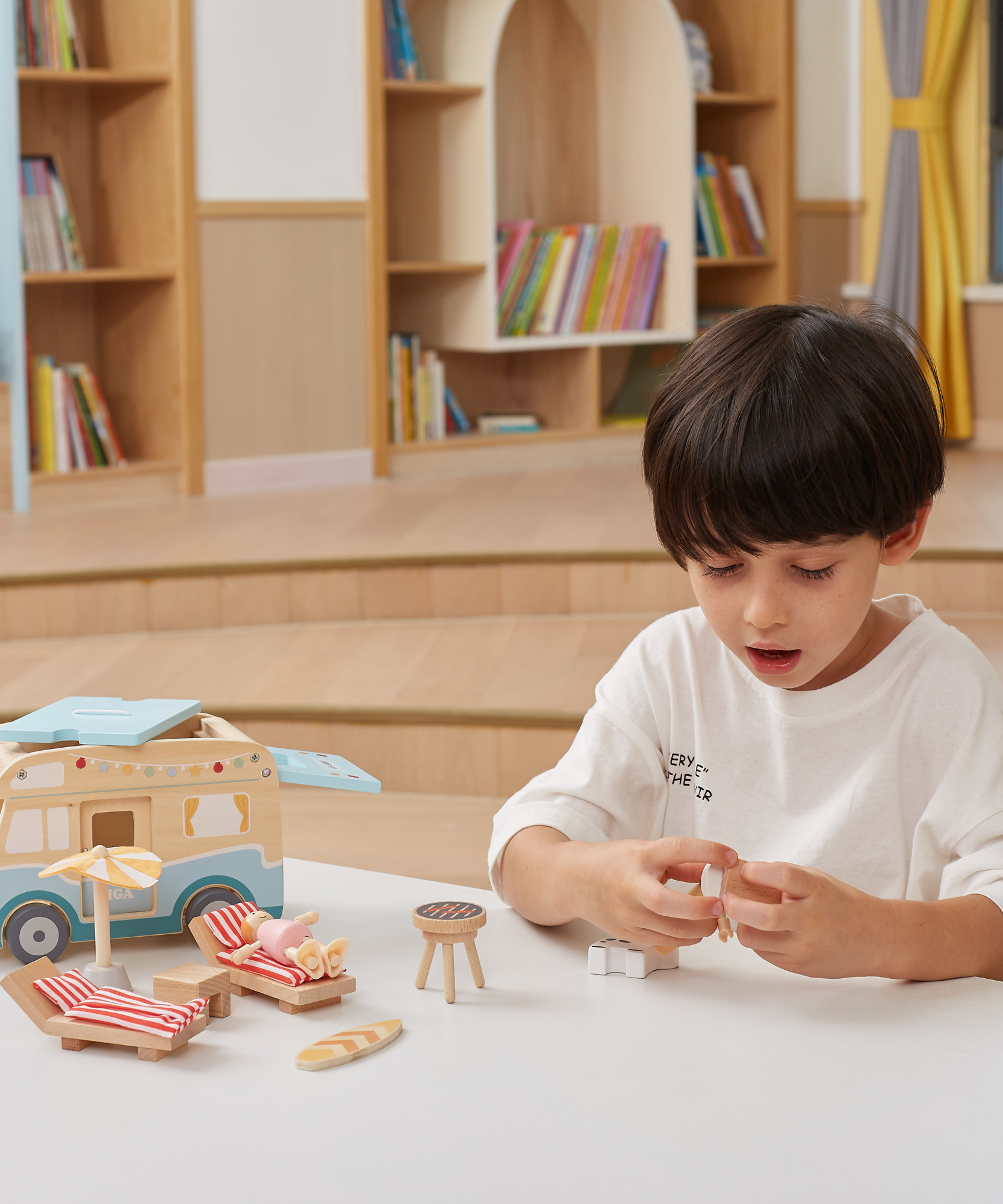 مجموعة ألعاب عربة التخييم الخشبية من فيجا، 12 قطعة مستوحاة من مونتيسوري، لعبة مركبة ذات طابع شاطئي، غير سامة وصديقة للبيئة، تشجع على اللعب الخيالي والمهارات الحركية الدقيقة، مناسبة للأولاد والبنات من سن 3 سنوات فما فوق