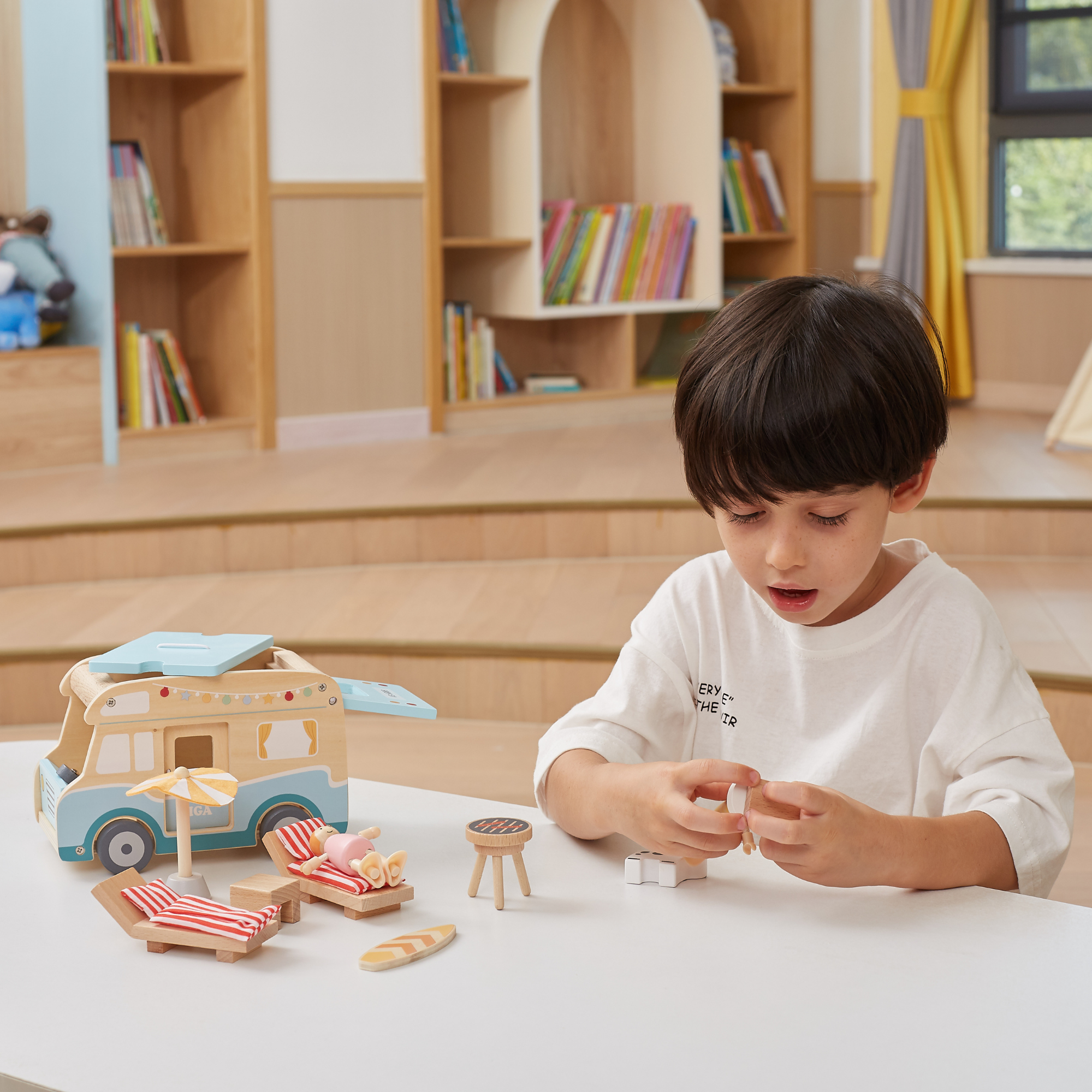 مجموعة ألعاب عربة التخييم الخشبية من فيجا، 12 قطعة مستوحاة من مونتيسوري، لعبة مركبة ذات طابع شاطئي، غير سامة وصديقة للبيئة، تشجع على اللعب الخيالي والمهارات الحركية الدقيقة، مناسبة للأولاد والبنات من سن 3 سنوات فما فوق