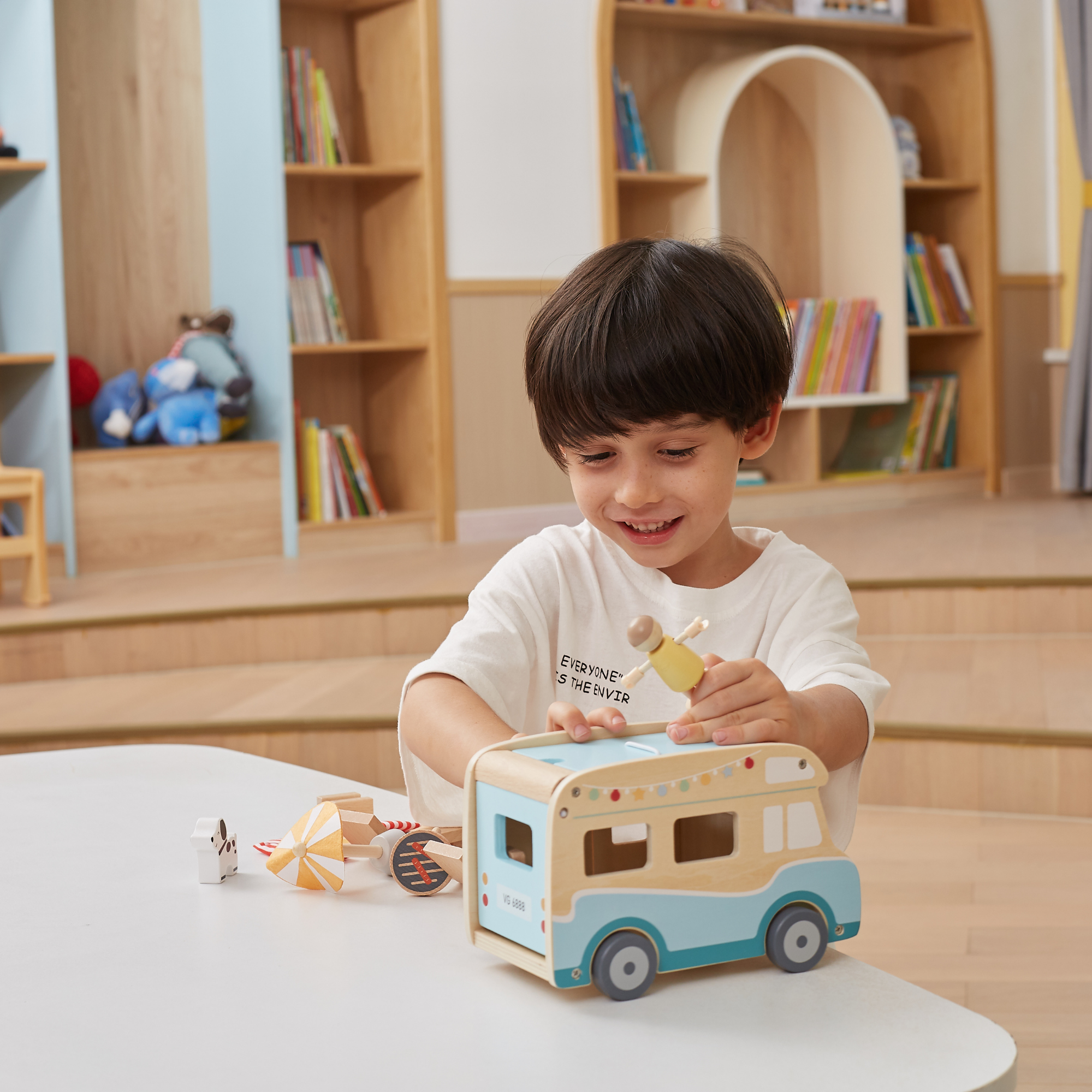 مجموعة ألعاب عربة التخييم الخشبية من فيجا، 12 قطعة مستوحاة من مونتيسوري، لعبة مركبة ذات طابع شاطئي، غير سامة وصديقة للبيئة، تشجع على اللعب الخيالي والمهارات الحركية الدقيقة، مناسبة للأولاد والبنات من سن 3 سنوات فما فوق