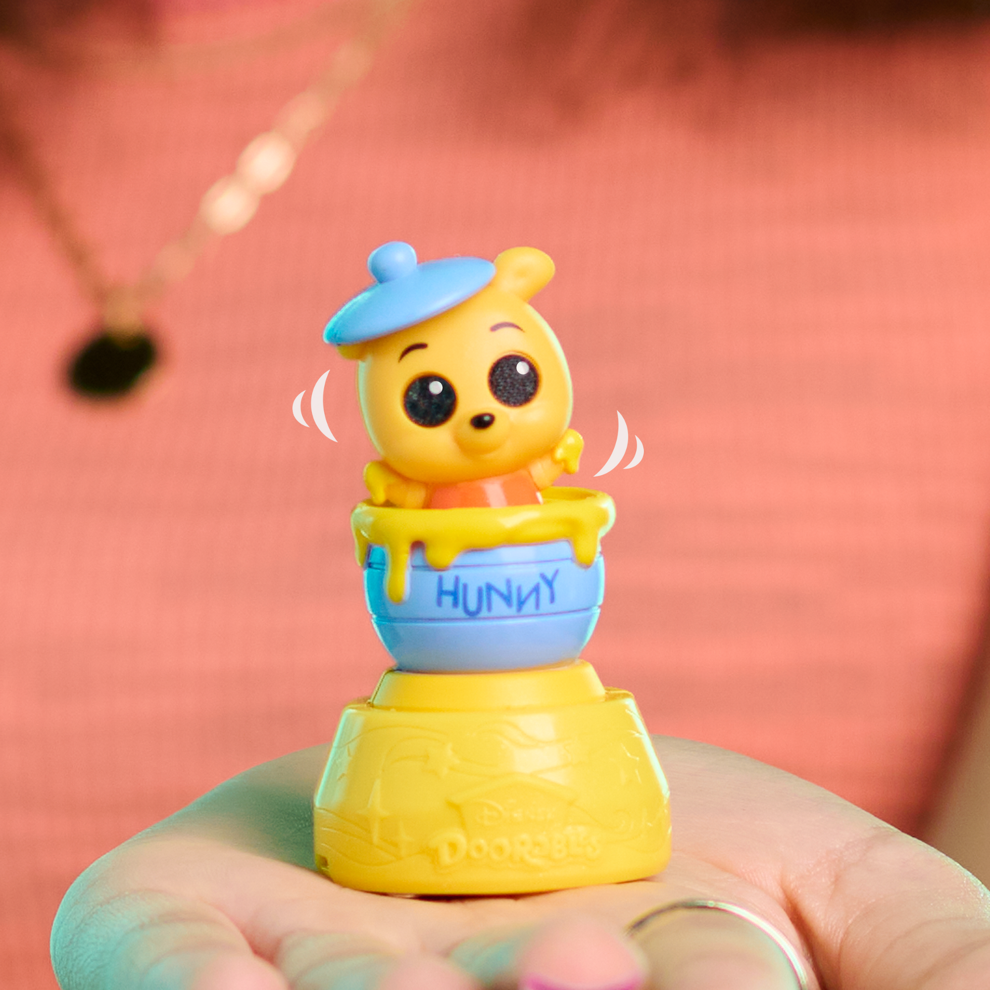 تتميز كبسولات ديزني دورابلز مايكرو موشن سيريز 1 بـ 1 من 12 شخصية متحركة صغيرة قابلة للتجميع، لعبة صغيرة مقاس 1.5 بوصة (3.8 سم)، لعبة أطفال مرخصة رسميًا للأعمار من 5 سنوات فما فوق من جاست بلاي