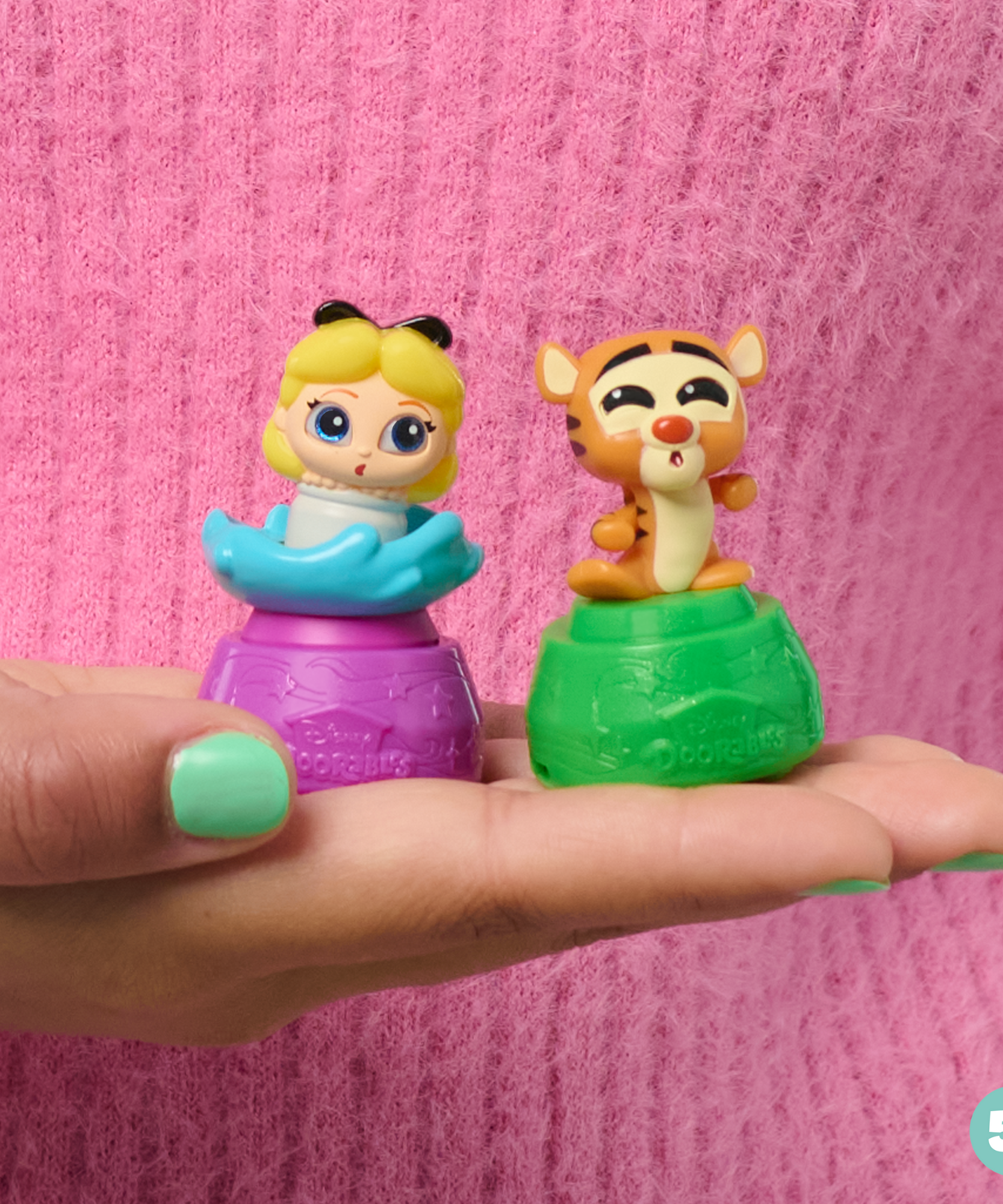 تتميز كبسولات ديزني دورابلز مايكرو موشن سيريز 1 بـ 1 من 12 شخصية متحركة صغيرة قابلة للتجميع، لعبة صغيرة مقاس 1.5 بوصة (3.8 سم)، لعبة أطفال مرخصة رسميًا للأعمار من 5 سنوات فما فوق من جاست بلاي