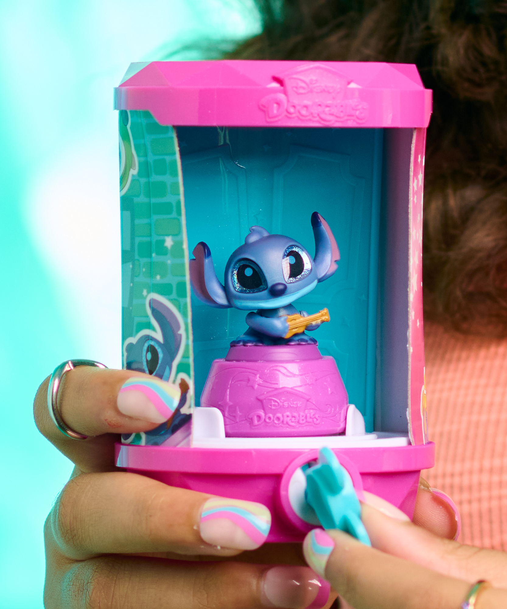 تتميز كبسولات ديزني دورابلز مايكرو موشن سيريز 1 بـ 1 من 12 شخصية متحركة صغيرة قابلة للتجميع، لعبة صغيرة مقاس 1.5 بوصة (3.8 سم)، لعبة أطفال مرخصة رسميًا للأعمار من 5 سنوات فما فوق من جاست بلاي