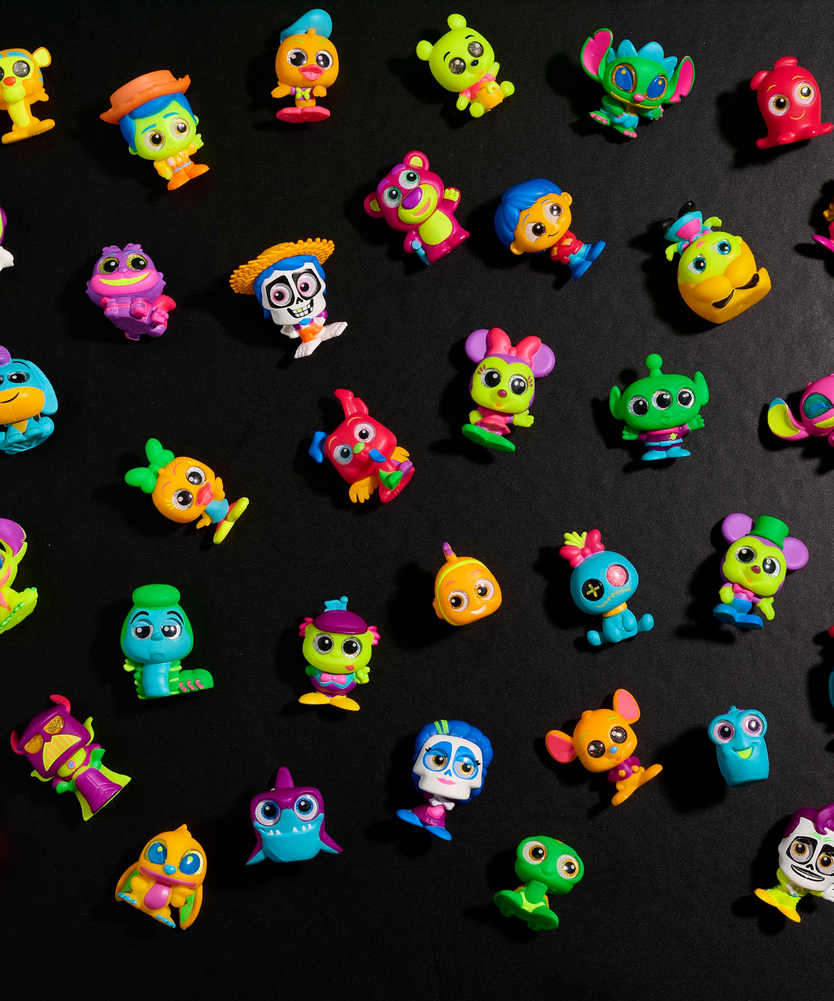 تتميز مجموعة Disney Doorables Neon Glow Peek بـ 2 حقيبة مرئية و3 حقائب مخفية مقاس 1.5 بوصة (3.8 سم) مجسمات صغيرة قابلة للتجميع، 5 من 35 مجسمًا قابلًا للتجميع، لعبة أطفال مرخصة رسميًا للأعمار من 5 سنوات فما فوق من Just Play