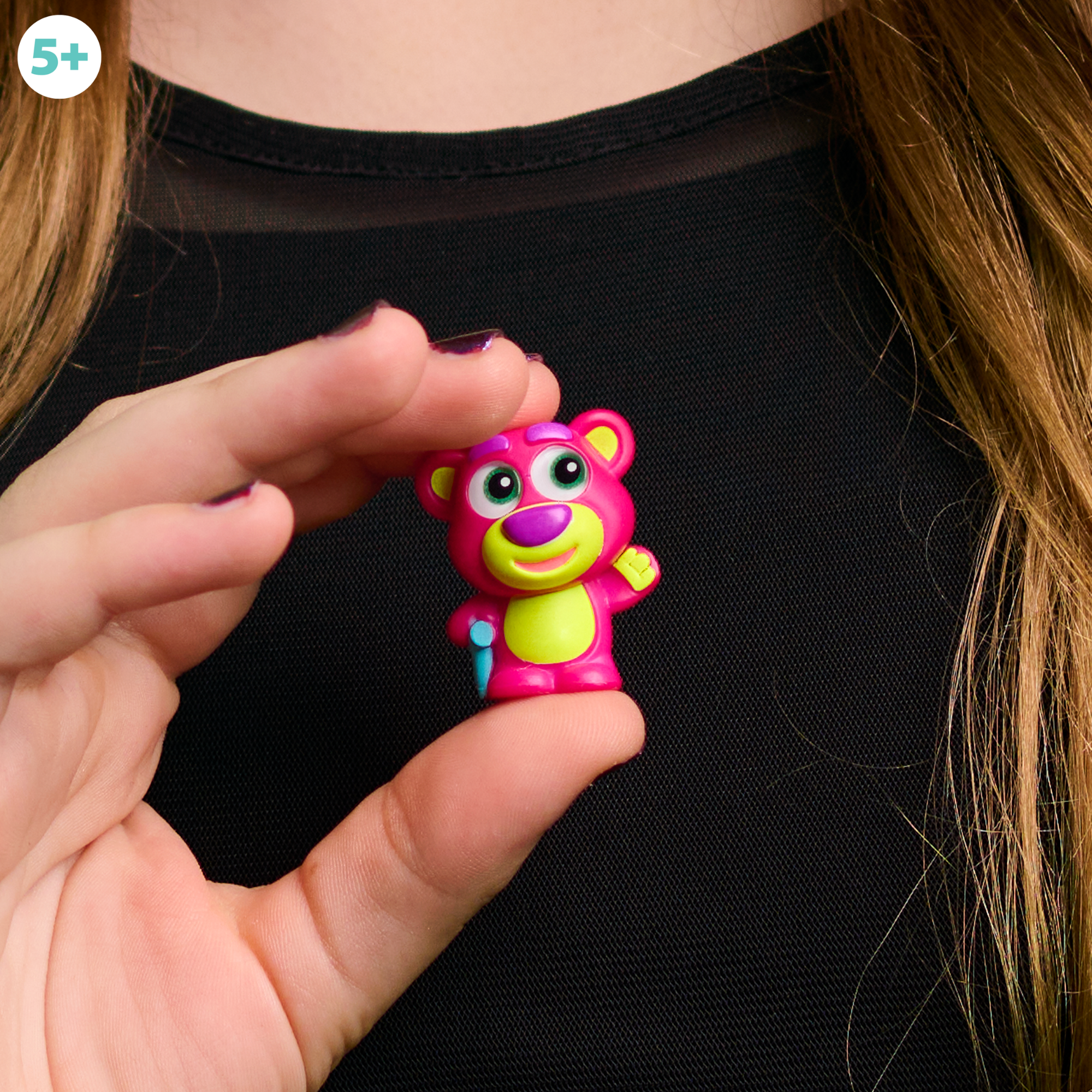 تتميز مجموعة Disney Doorables Neon Glow Peek بـ 2 حقيبة مرئية و3 حقائب مخفية مقاس 1.5 بوصة (3.8 سم) مجسمات صغيرة قابلة للتجميع، 5 من 35 مجسمًا قابلًا للتجميع، لعبة أطفال مرخصة رسميًا للأعمار من 5 سنوات فما فوق من Just Play