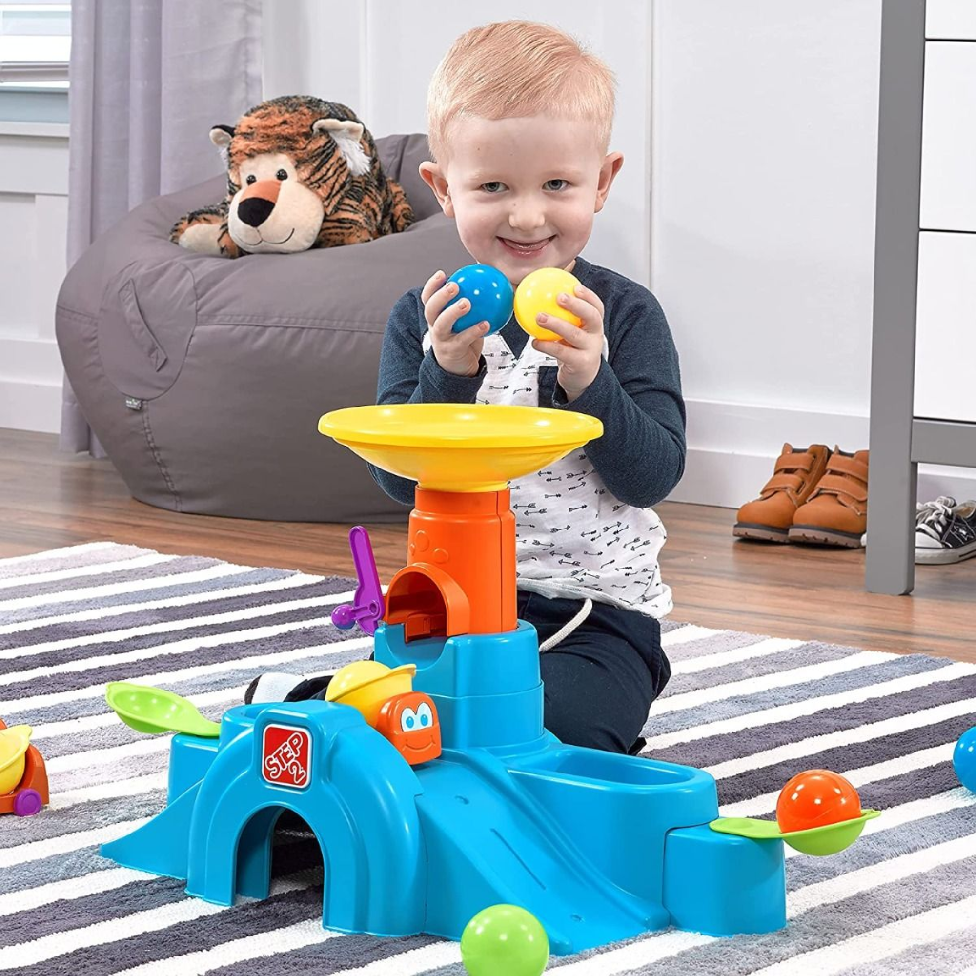 برج نفق Ball Buddies من Step2، طاولة لعب حسية داخلية وخارجية، لعبة نشاط مع 12 قطعة من الملحقات بما في ذلك الكرات ولعبة STEM ومركز الأنشطة، مناسبة للأولاد والبنات من عمر سنة واحدة فما فوق