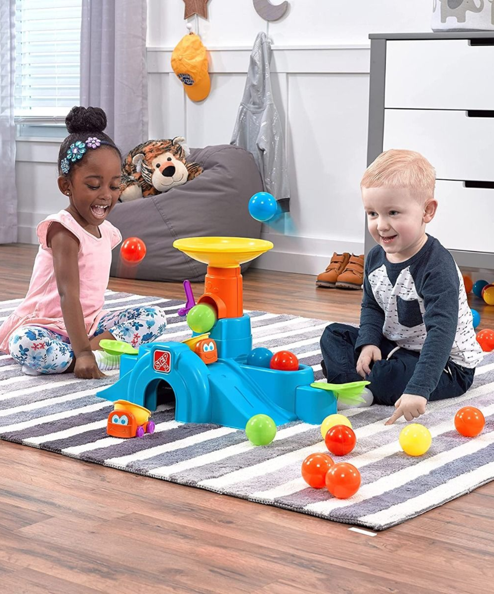 برج نفق Ball Buddies من Step2، طاولة لعب حسية داخلية وخارجية، لعبة نشاط مع 12 قطعة من الملحقات بما في ذلك الكرات ولعبة STEM ومركز الأنشطة، مناسبة للأولاد والبنات من عمر سنة واحدة فما فوق