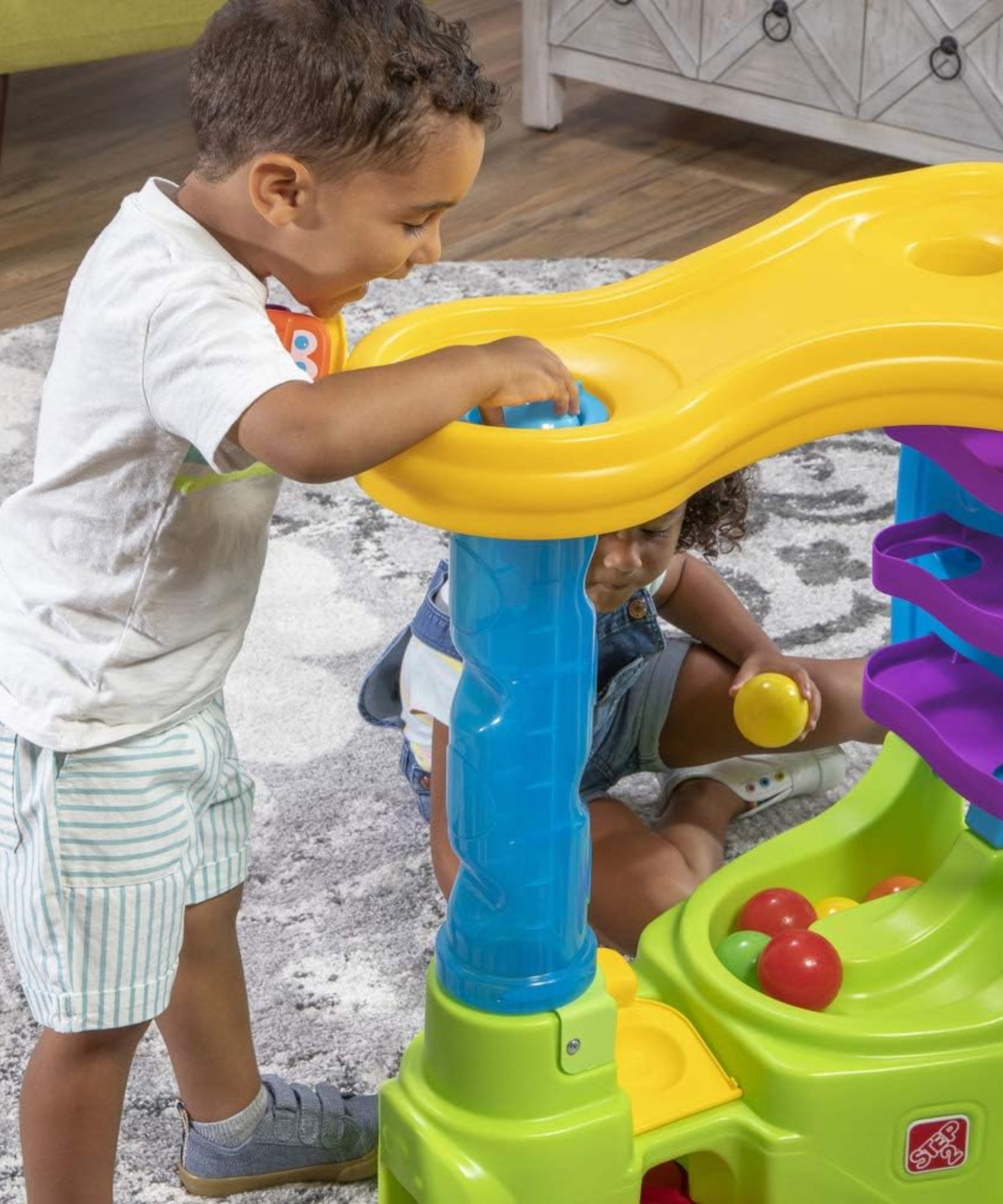 طاولة لعب حسية داخلية وخارجية من ستيب 2 بول باديز دبل دروب إتش كيو، لعبة نشاط مع 12 قطعة من الملحقات بما في ذلك الكرات ولعبة STEM ومركز الأنشطة، مناسبة للأولاد والبنات من عمر سنة فما فوق