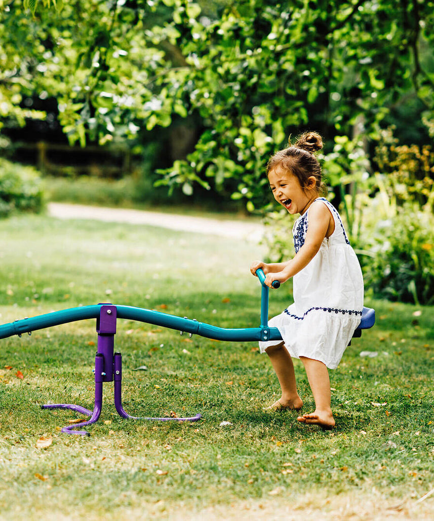 منشار معدني دوار من Plum، يدور 360 درجة، سهل التجميع، تصميم إطار معدني قوي مع أقصى وزن 50 كجم، لعبة خارجية مناسبة للأطفال من الأولاد والبنات من سن 3 سنوات فما فوق