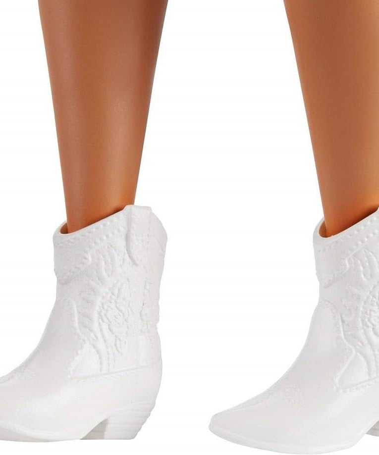 دمية باربي فاشونيستاس رقم ١٥٧، ممتلئة الجسم بشعر أرجواني، فستان أحمر منقوش، حذاء رعاة بقر أبيض وحقيبة صبار زرقاء، GRB49