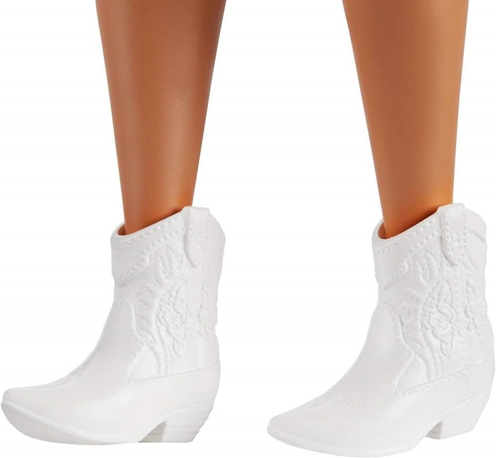 دمية باربي فاشونيستاس رقم ١٥٧، ممتلئة الجسم بشعر أرجواني، فستان أحمر منقوش، حذاء رعاة بقر أبيض وحقيبة صبار زرقاء، GRB49