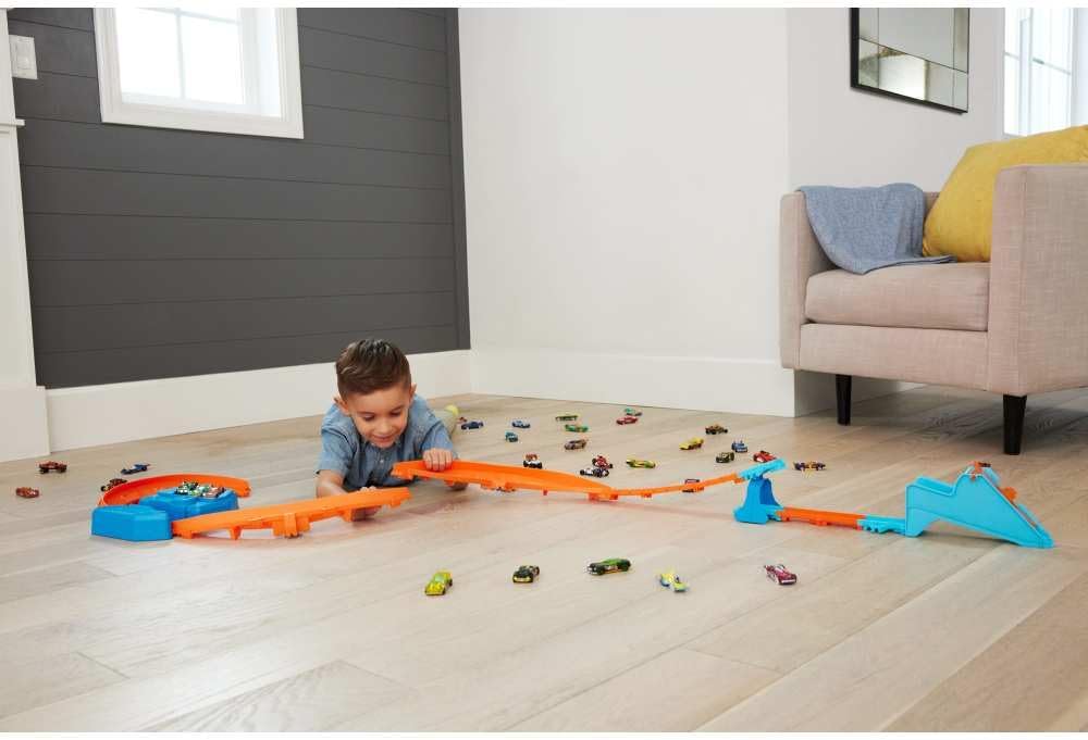 Hot Wheels Toy Car Track Set, Deluxe Building Box with Motorized Booster, 1:64 Scale Vehicle, Speed Snap Track, Boosted Jump Speedway, JDB49