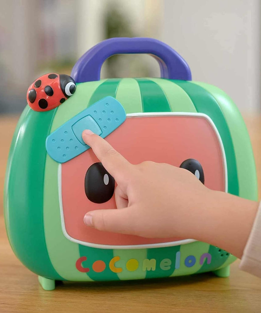 لعبة فحص الطبيب الموسيقية للأطفال من كوكوميلون، مجموعة لعب الأدوار الطبية لتنمية المهارات الحركية الدقيقة، وتعلم الألوان والأشكال، ولعب تظاهري للأطفال الصغار