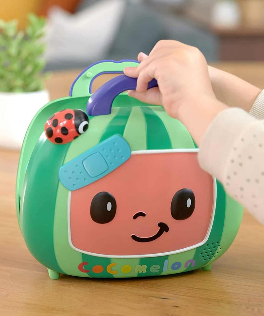 لعبة فحص الطبيب الموسيقية للأطفال من كوكوميلون، مجموعة لعب الأدوار الطبية لتنمية المهارات الحركية الدقيقة، وتعلم الألوان والأشكال، ولعب تظاهري للأطفال الصغار