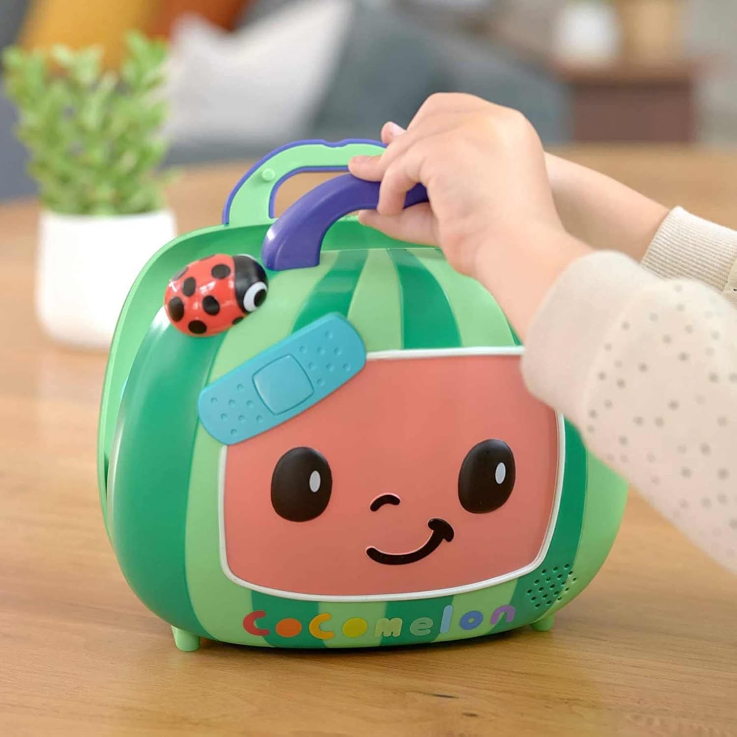 لعبة فحص الطبيب الموسيقية للأطفال من كوكوميلون، مجموعة لعب الأدوار الطبية لتنمية المهارات الحركية الدقيقة، وتعلم الألوان والأشكال، ولعب تظاهري للأطفال الصغار