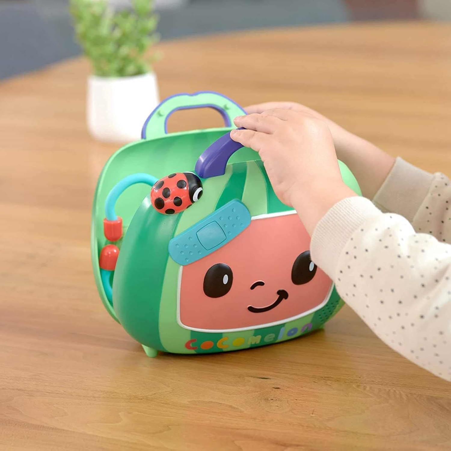 لعبة فحص الطبيب الموسيقية للأطفال من كوكوميلون، مجموعة لعب الأدوار الطبية لتنمية المهارات الحركية الدقيقة، وتعلم الألوان والأشكال، ولعب تظاهري للأطفال الصغار