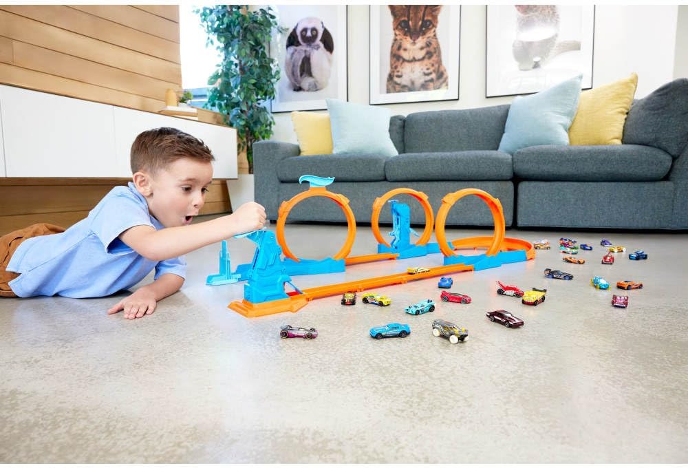 Hot Wheels Toy Car Track Set, Triple Loop Pack & 1:64 Scale Vehicle, Track-Building Components with 3 Loops, Speed Snap Tracks & Adapters, JDW39