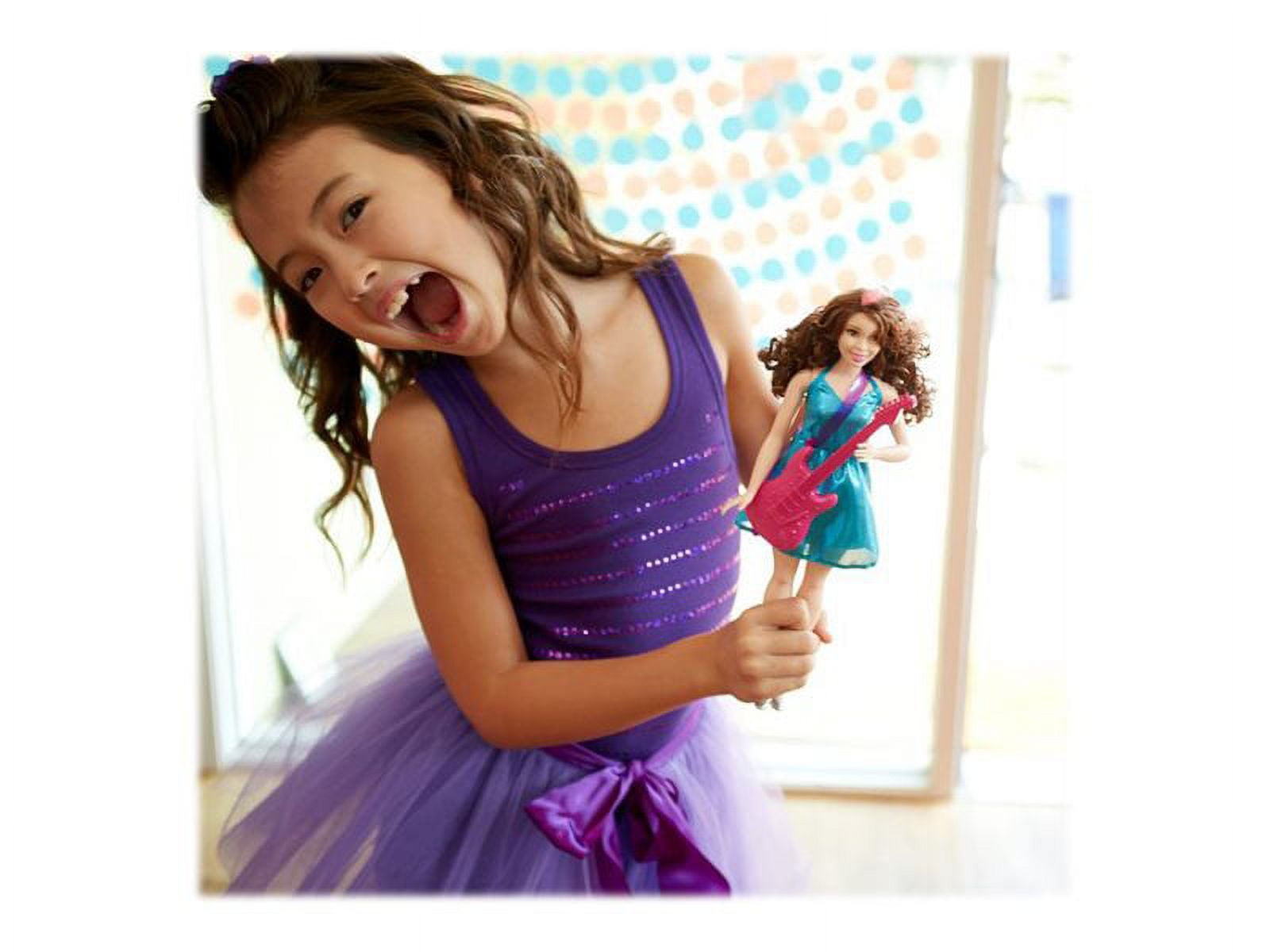 مجموعة دمى باربي المهنية (4 قطع): طبيبة، طاهية، لاعبة تنس، طيارة، ملابس وإكسسوارات مستوحاة من مسيرتها المهنية، مناسبة للأعمار من 3 سنوات فما فوق