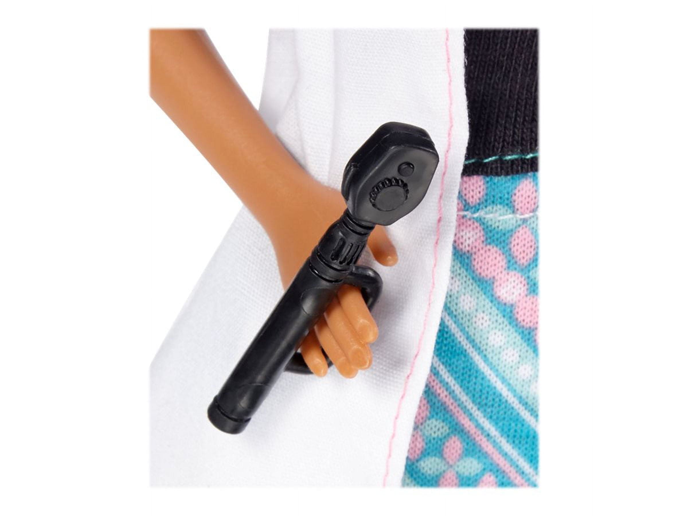 مجموعة دمى باربي المهنية (4 قطع): طبيبة، طاهية، لاعبة تنس، طيارة، ملابس وإكسسوارات مستوحاة من مسيرتها المهنية، مناسبة للأعمار من 3 سنوات فما فوق