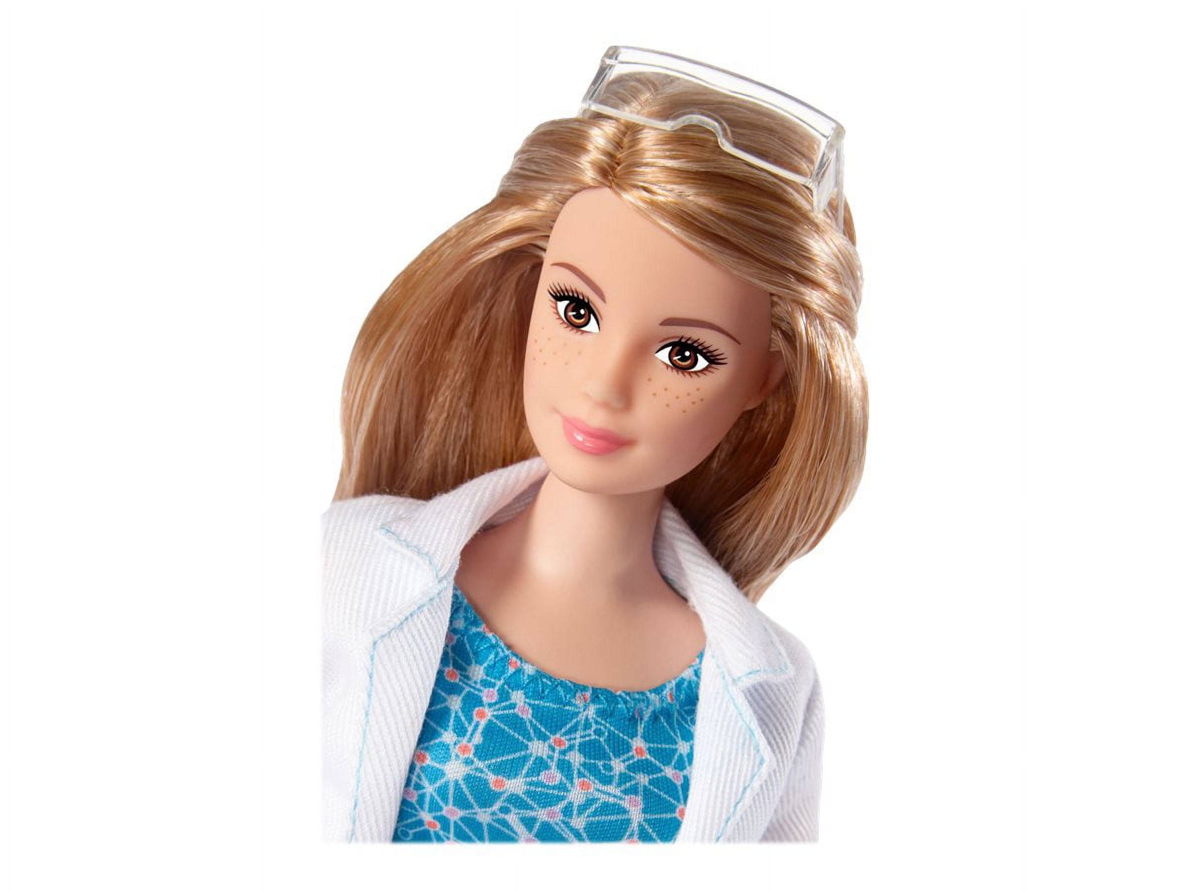 مجموعة دمى باربي المهنية (4 قطع): طبيبة، طاهية، لاعبة تنس، طيارة، ملابس وإكسسوارات مستوحاة من مسيرتها المهنية، مناسبة للأعمار من 3 سنوات فما فوق