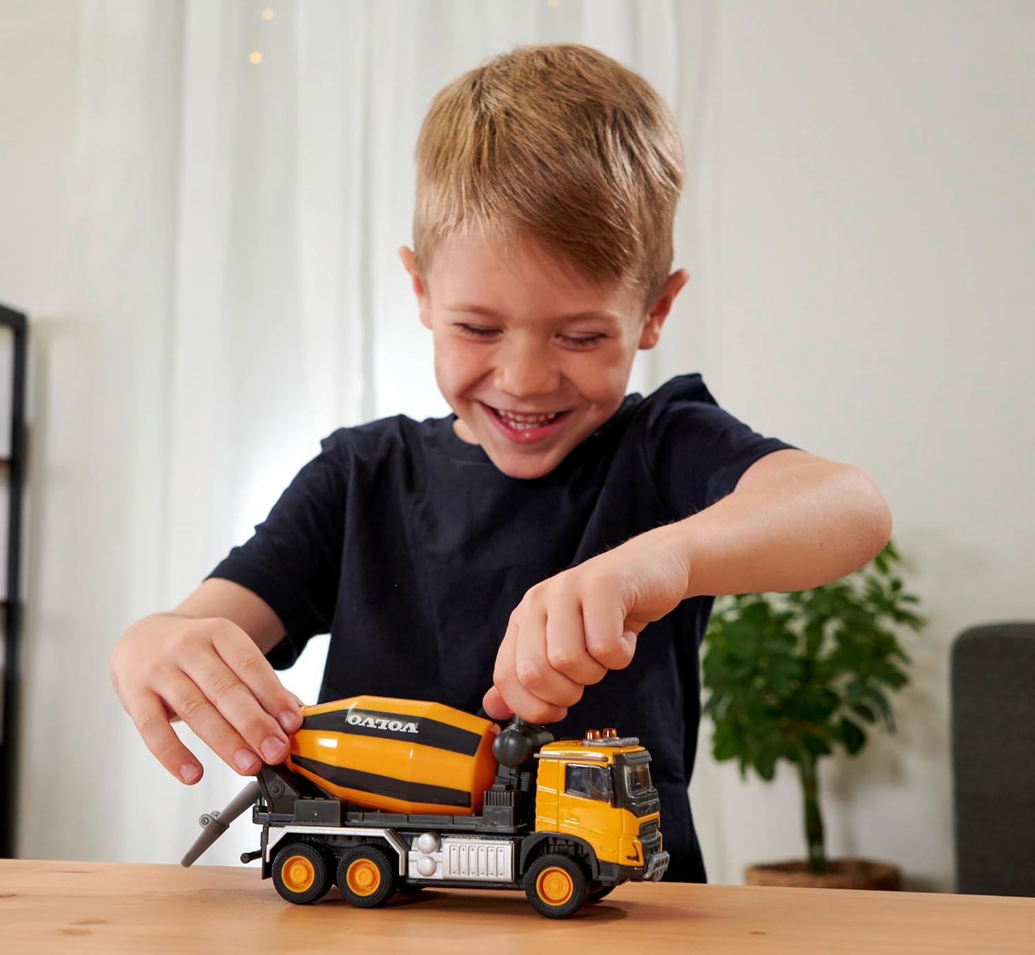 Majorette Grand Series – Volvo FMX Concrete Mixer Die-Cast Construction Vehicle with Lights, Sound Effects, Rotating Drum, Fold-Out Shoot, and Metal Cabin, One Size