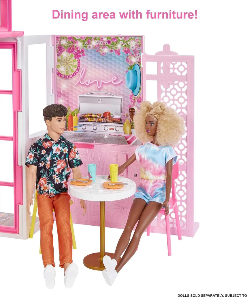 مجموعة لعب منزل باربي HCD48 الوردي اللطيف المكون من طابقين، تتضمن دمية وجراء وإكسسوارات، منزل أحلام باربي القابل للطي والمحمول للأطفال من سن 3 سنوات فما فوق