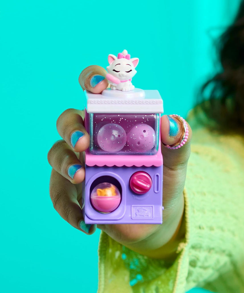 تتميز سلسلة Disney Doorables Squish'Alots 3 بـ 1 مجسم صغير و3 مجسمات صغيرة (0.65 بوصة) وملصقين، واحدة من 10 مجسمات ألعاب أطفال قابلة للتجميع، لعبة أطفال مرخصة رسميًا للأعمار من 5 سنوات فما فوق من Just Play