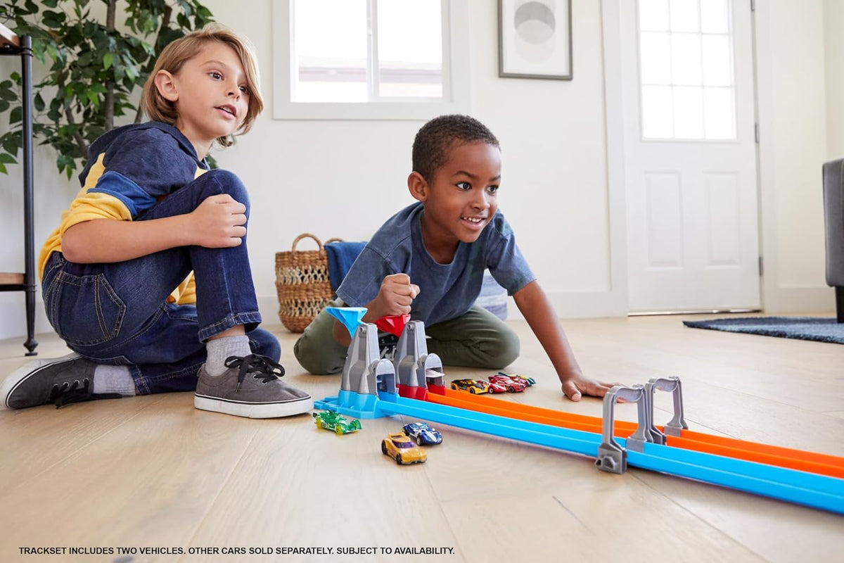 Hot Wheels Double Loop Dash Track Set, Side by Side Drag Race Track with Double Loop Stunt, Includes 2 Hot Wheels 1:64 Scale Cars, 5+ Years