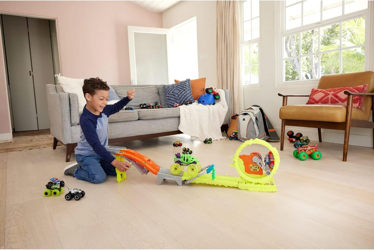Hot Wheels Monster Trucks Charge and Chase Track Set with Oversized Skelesaurus and Bone Shaker, Power Smashers Loop Track, Includes 2 Crushed Cars, Action Racing Playset for Kids 4 Years+