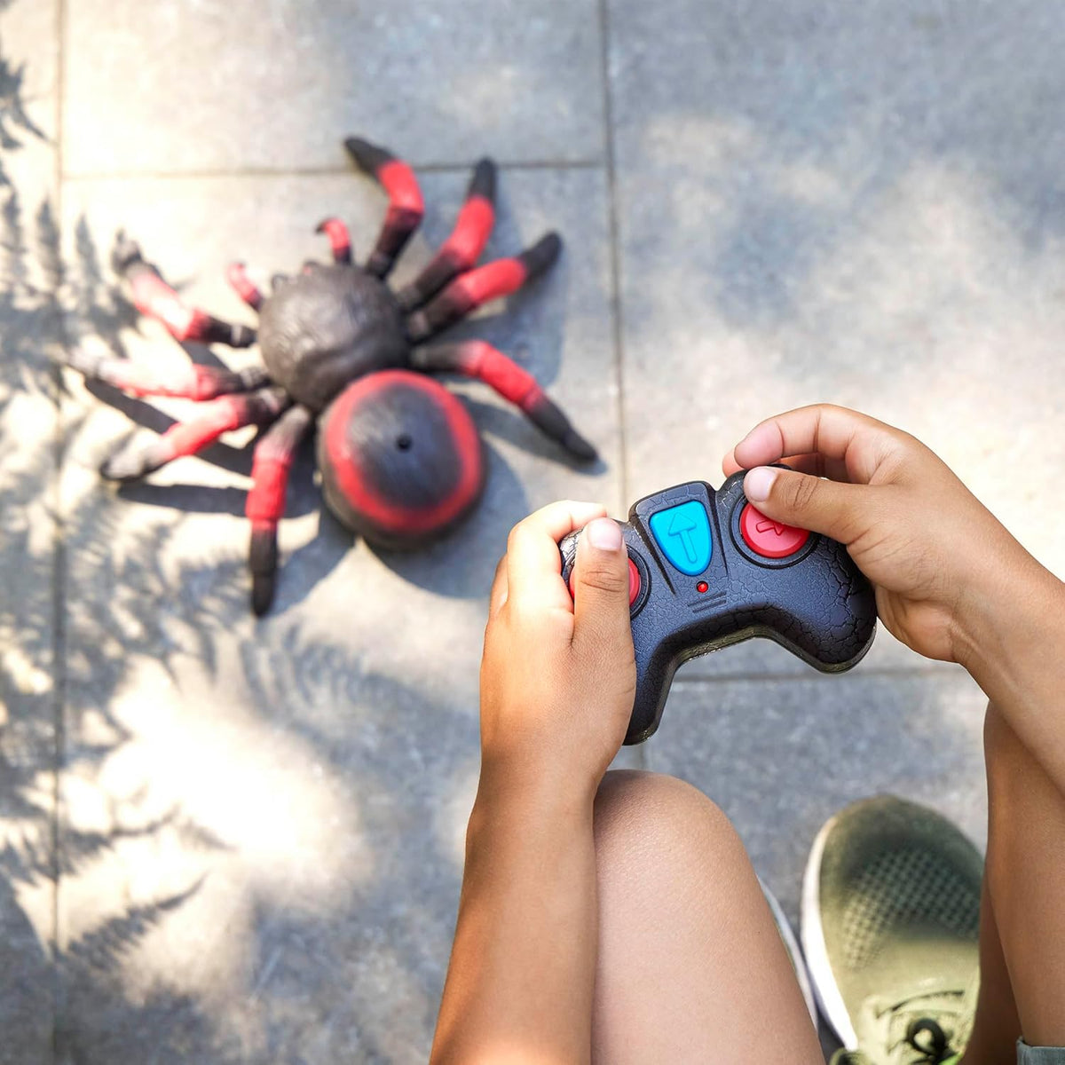 Terra by Battat remote controlled spider red - RC tarantula with glowing LED eyes and remote control - tarantula toy from 6 years