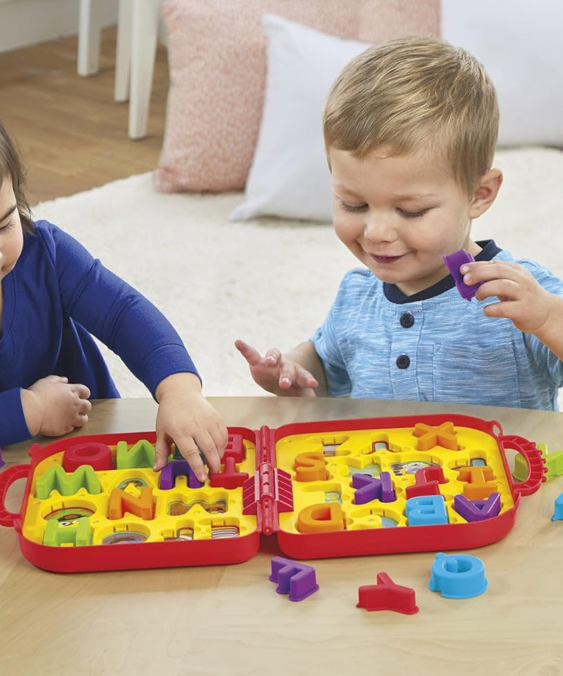 لعبة الحروف الأبجدية التفاعلية من شارع سمسم إلمو، لوحة أنشطة تعليمية تتضمن 26 حرفًا قابلًا للإزالة وتلعب أغنية الأبجدية، مرخصة رسميًا من جاست بلاي للأطفال من عمر سنتين فما فوق