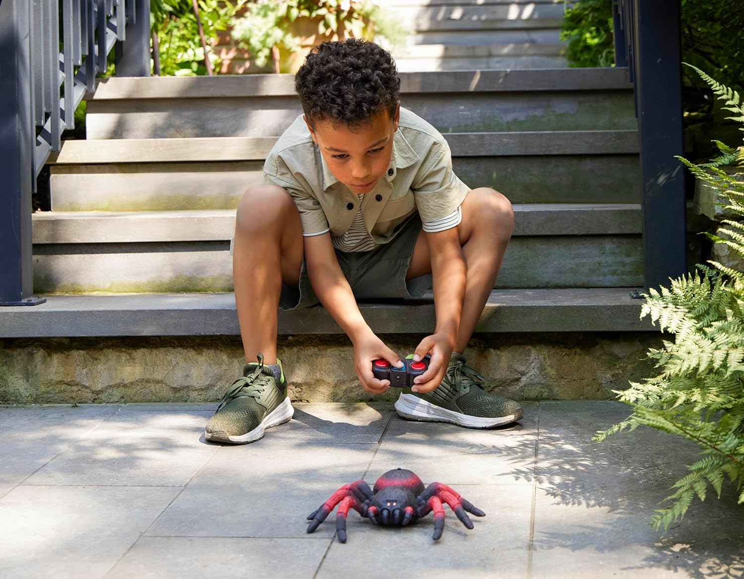 Terra by Battat remote controlled spider red - RC tarantula with glowing LED eyes and remote control - tarantula toy from 6 years