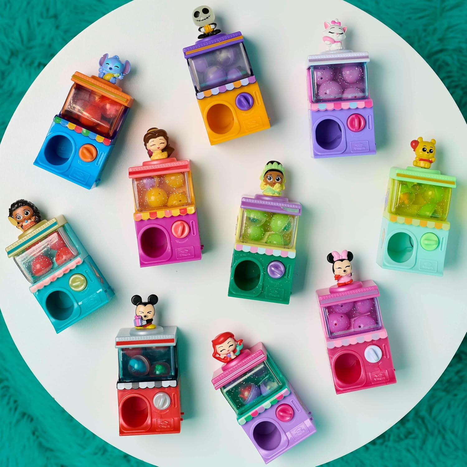 تتميز سلسلة Disney Doorables Squish'Alots 3 بـ 1 مجسم صغير و3 مجسمات صغيرة (0.65 بوصة) وملصقين، واحدة من 10 مجسمات ألعاب أطفال قابلة للتجميع، لعبة أطفال مرخصة رسميًا للأعمار من 5 سنوات فما فوق من Just Play