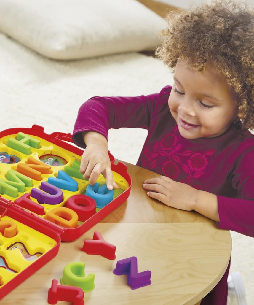 لعبة الحروف الأبجدية التفاعلية من شارع سمسم إلمو، لوحة أنشطة تعليمية تتضمن 26 حرفًا قابلًا للإزالة وتلعب أغنية الأبجدية، مرخصة رسميًا من جاست بلاي للأطفال من عمر سنتين فما فوق