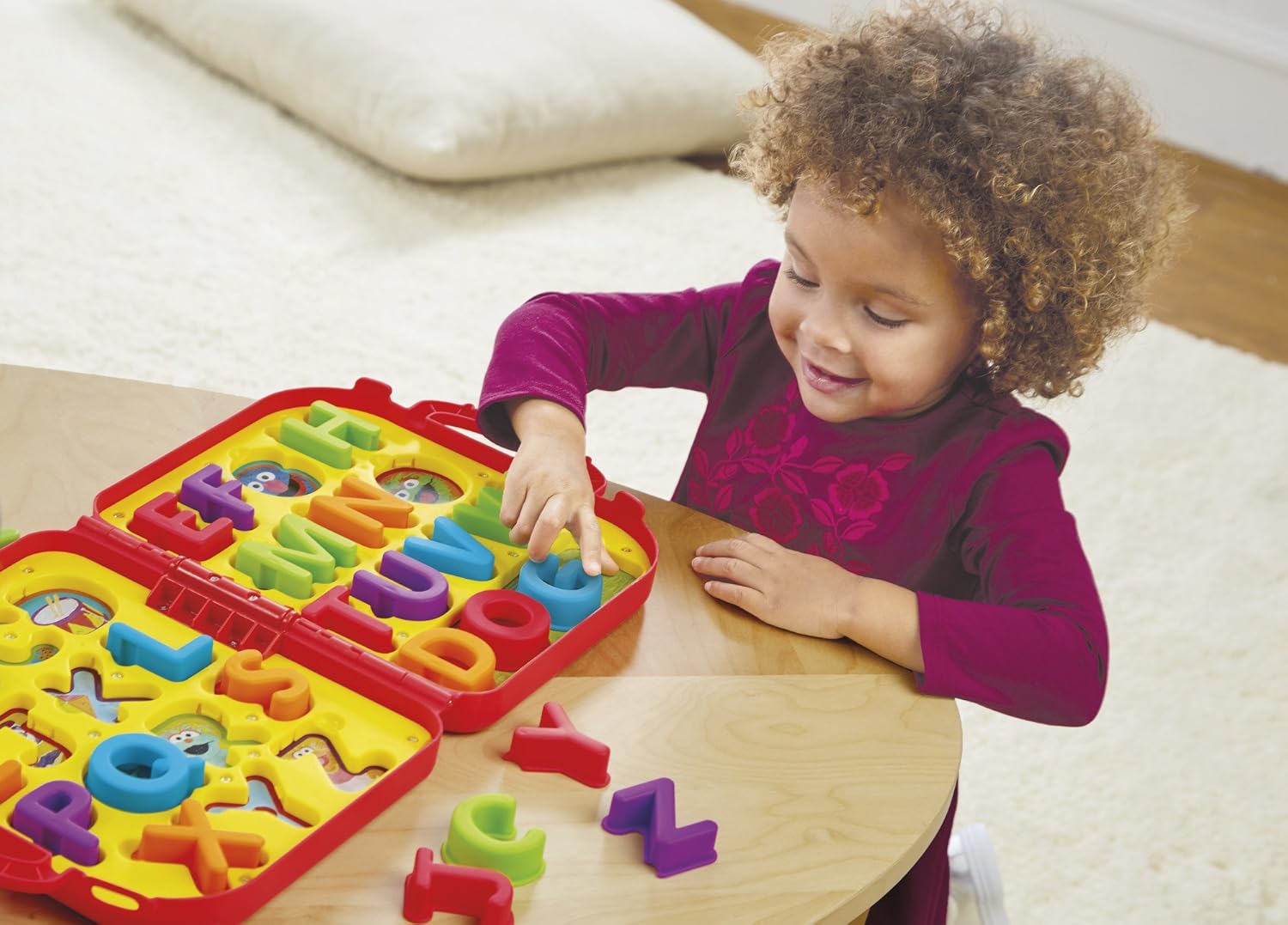 لعبة الحروف الأبجدية التفاعلية من شارع سمسم إلمو، لوحة أنشطة تعليمية تتضمن 26 حرفًا قابلًا للإزالة وتلعب أغنية الأبجدية، مرخصة رسميًا من جاست بلاي للأطفال من عمر سنتين فما فوق