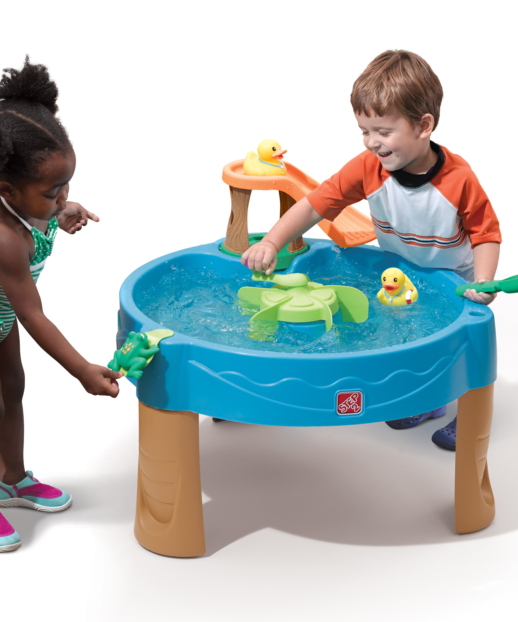 طاولة مياه بركة البط من ستيب 2، طاولة مياه للعب داخلية وخارجية مع ملحقات مكونة من 6 قطع تتضمن البط والضفدع، ومركز ألعاب وأنشطة STEM، مناسبة للأطفال من الأولاد والبنات من سن 1.5 سنة فما فوق