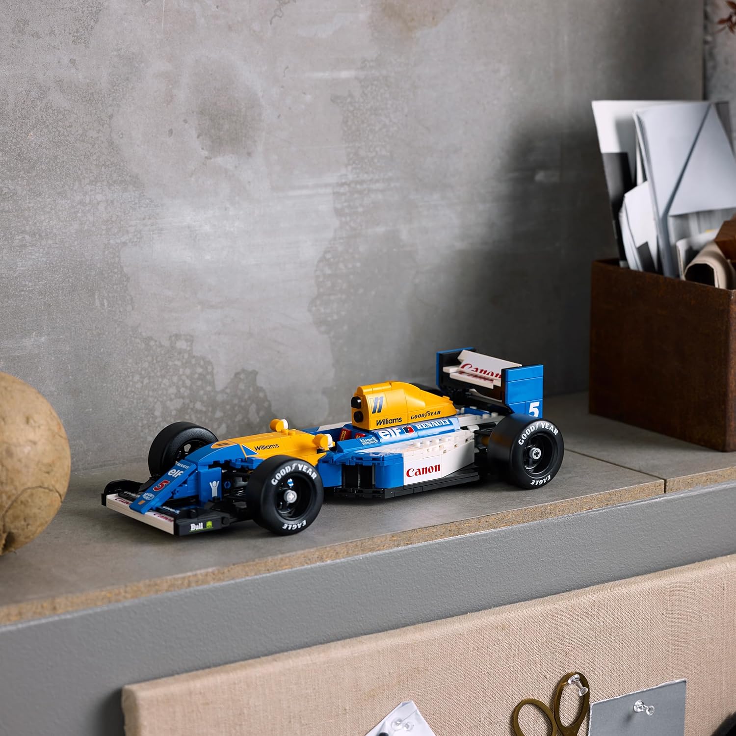 LEGO Icons Williams Racing FW14B & Nigel Mansell - F1 Car Model Set for Adults, with a Collectible Driver Minifigure, Trophy & Display Stand - Ramadan Gift for Adult & Teenage Motorsports Fans - 10353