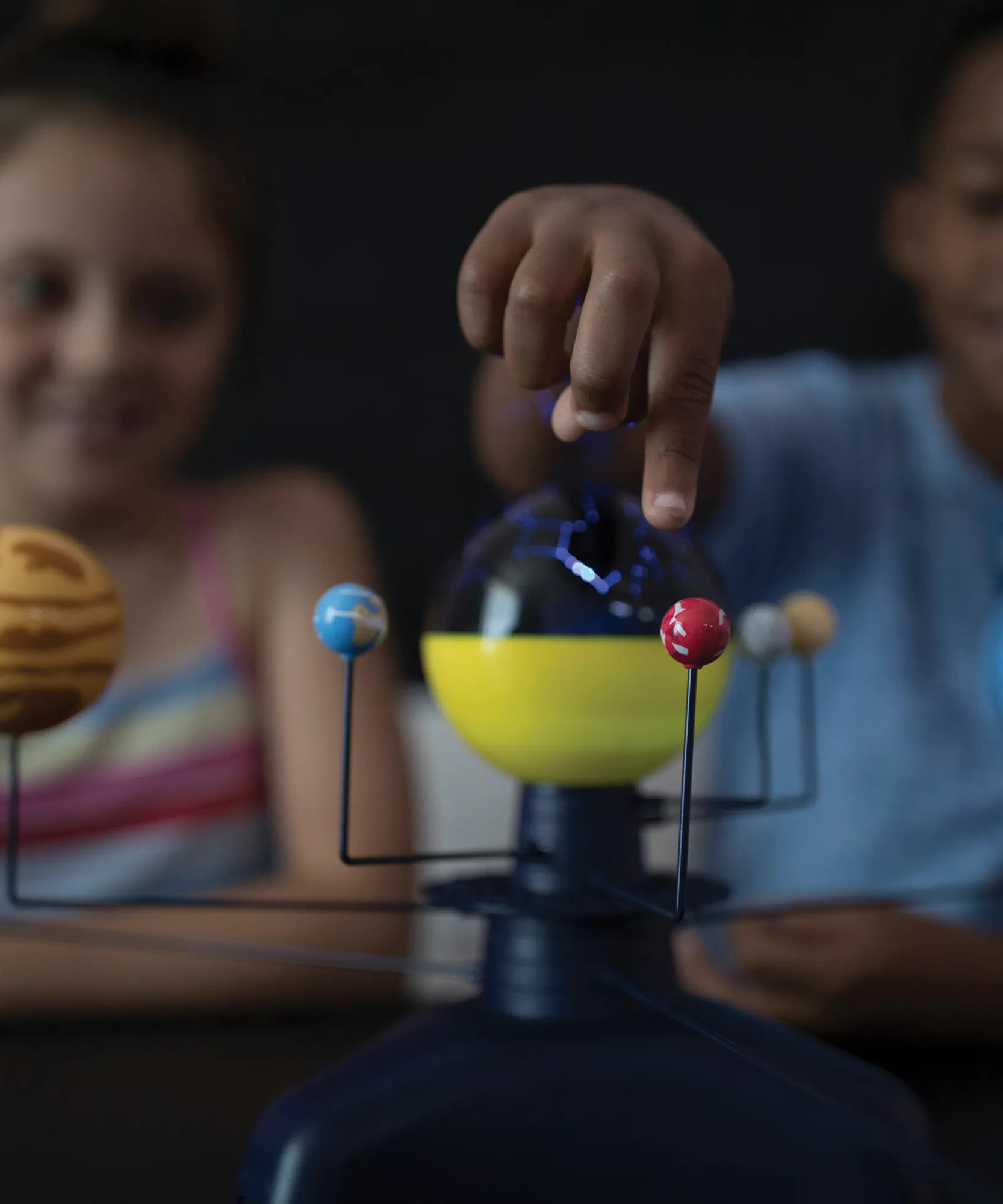 موارد التعلم: نظام الطاقة الشمسية الآلي GeoSafari، نموذج تفاعلي دوار مع جهاز عرض مضيء للشمس والنجوم، يتضمن دليل أنشطة متعدد اللغات، للأطفال من سن 8 سنوات فما فوق