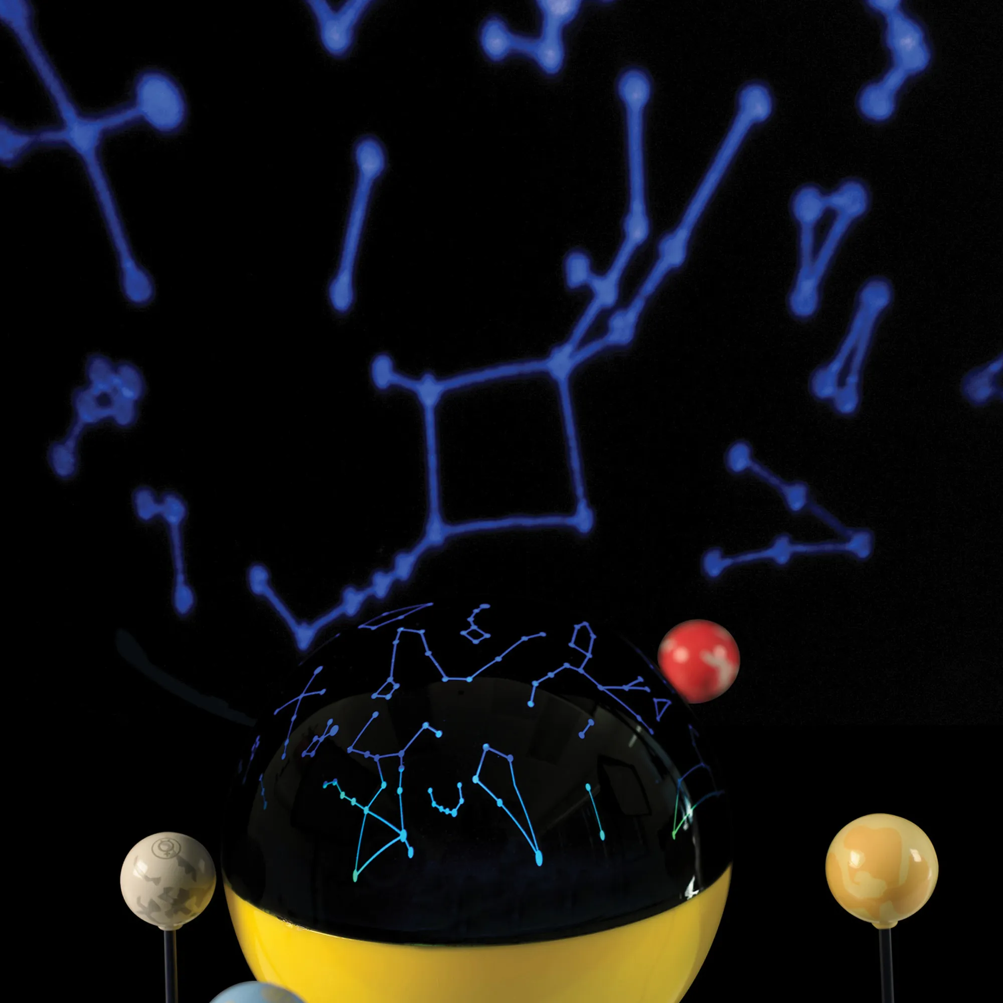 موارد التعلم: نظام الطاقة الشمسية الآلي GeoSafari، نموذج تفاعلي دوار مع جهاز عرض مضيء للشمس والنجوم، يتضمن دليل أنشطة متعدد اللغات، للأطفال من سن 8 سنوات فما فوق